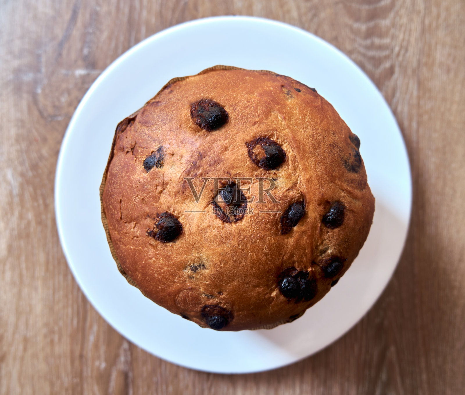 木制背景上的圣诞巧克力蛋糕潘妮托内俯视图照片摄影图片