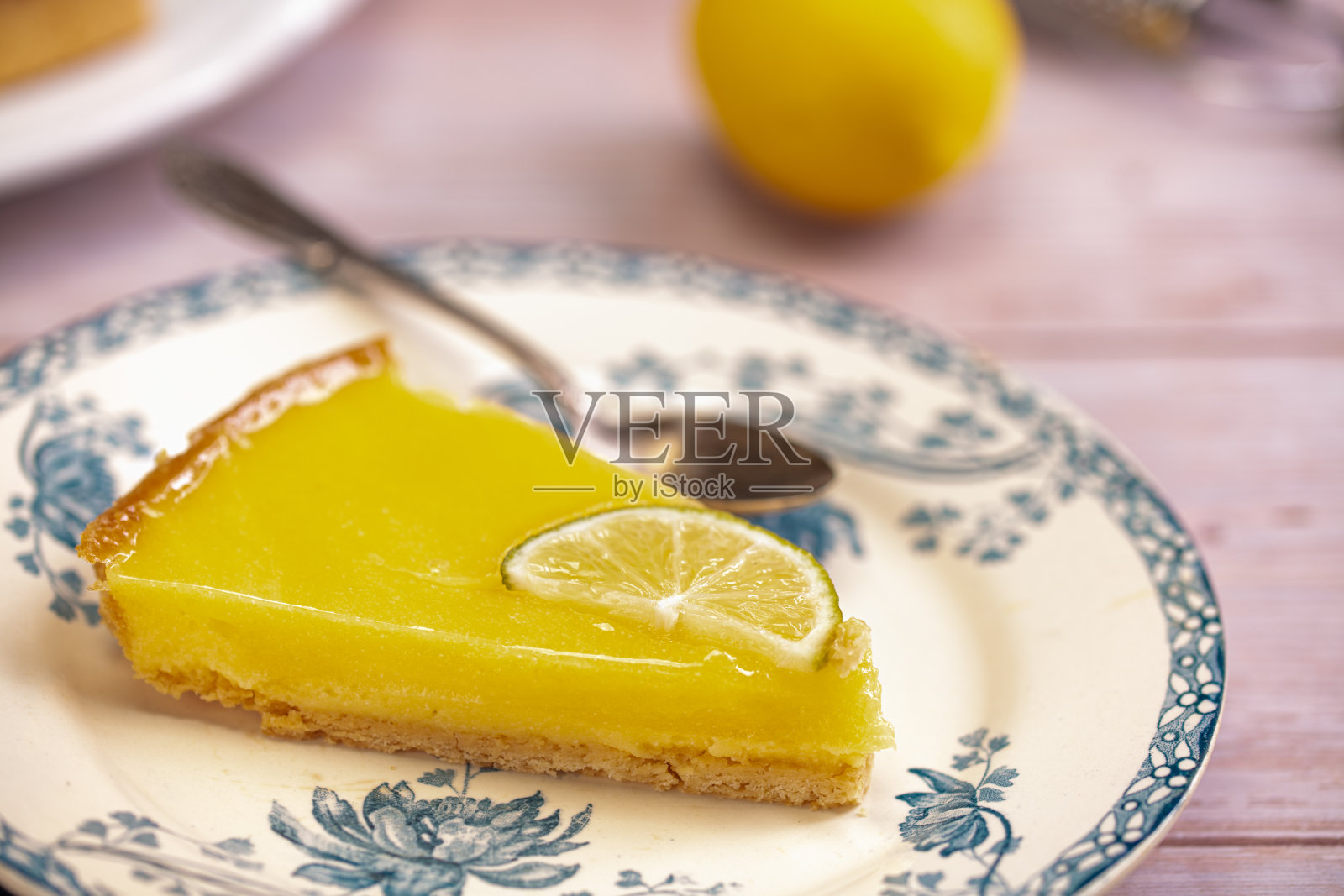 把一片柠檬派放在一个旧盘子里照片摄影图片