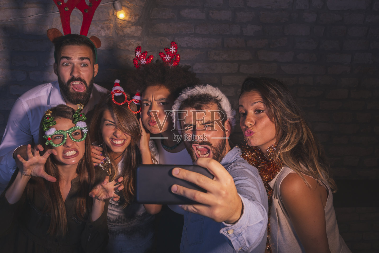 一群朋友在新年派对上疯狂自拍照片摄影图片