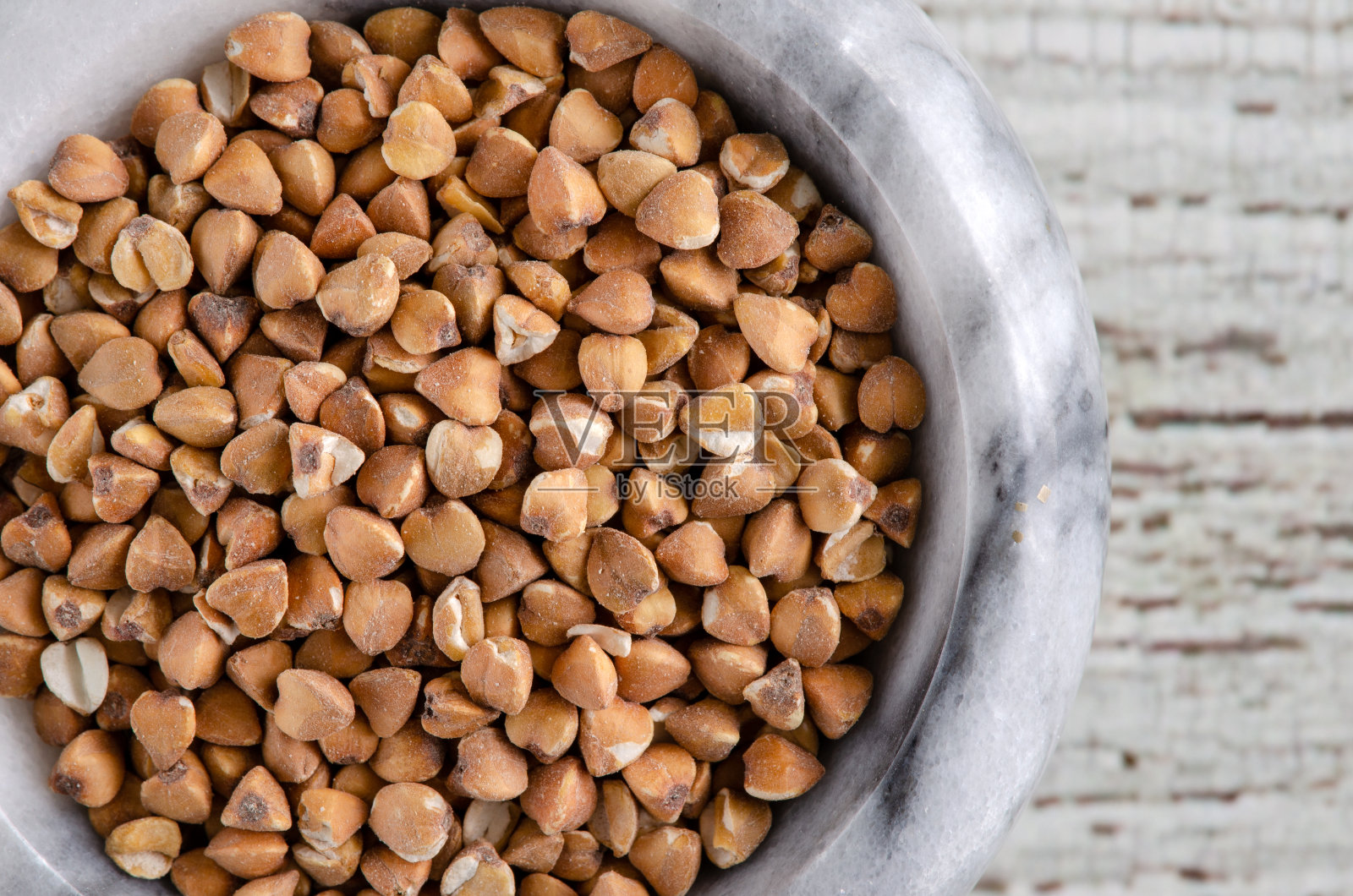 大理石碗里的荞麦种子照片摄影图片