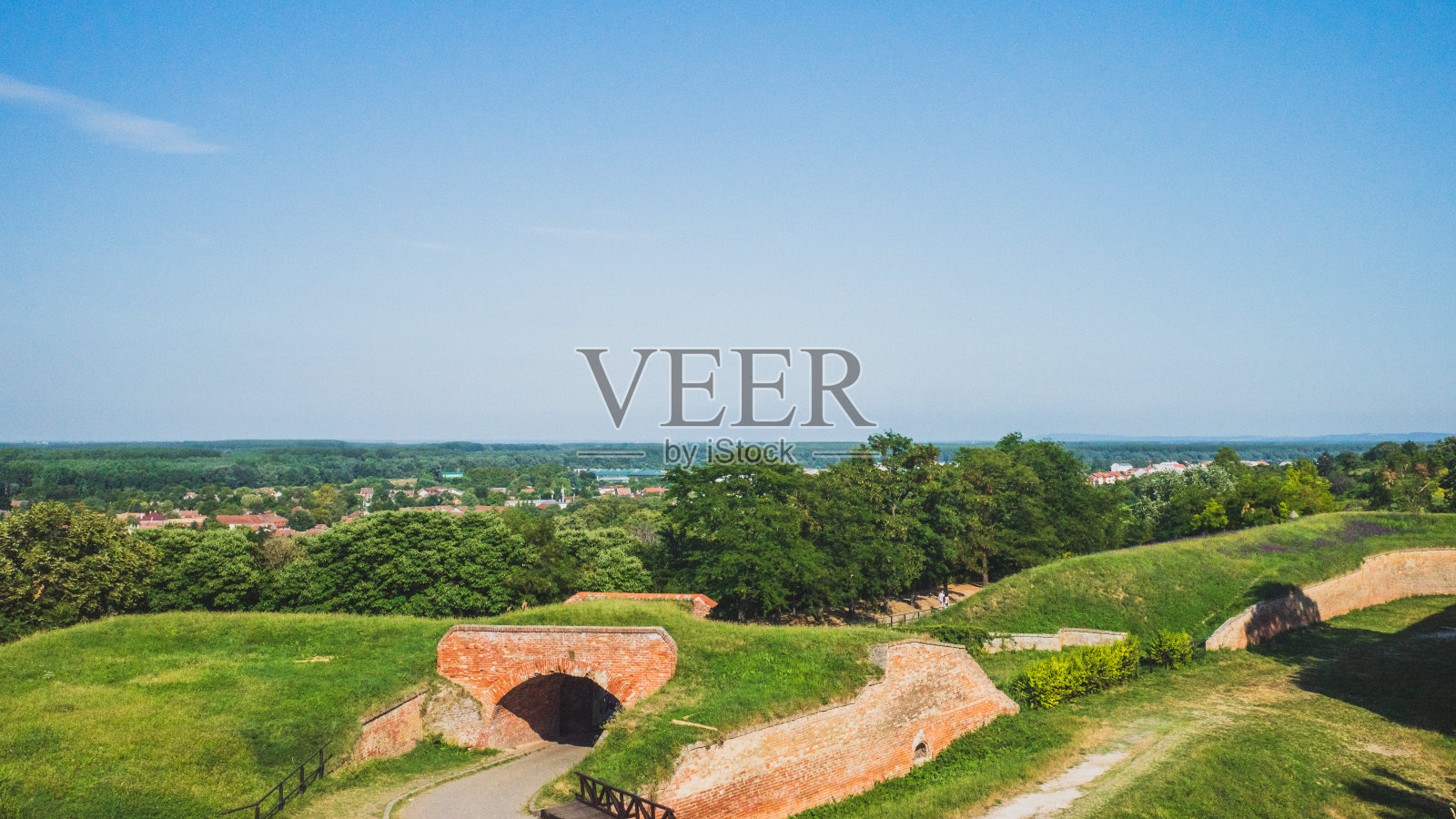 塞尔维亚诺维萨德的彼得罗瓦拉丁要塞的乡村景观照片摄影图片