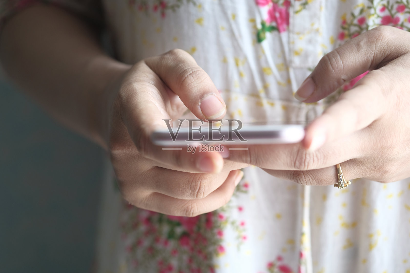 近距离的女人拿着智能手机照片摄影图片