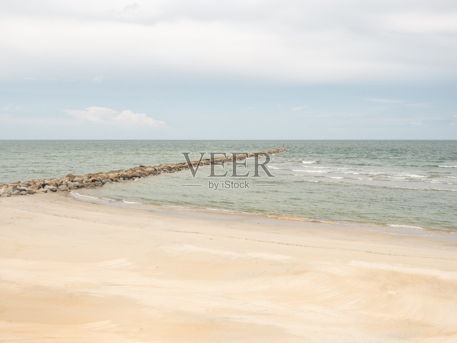 空旷的热带沙滩。岛上有宽阔的海滩。复制提供了空间。海岸上的防波堤。照片摄影图片