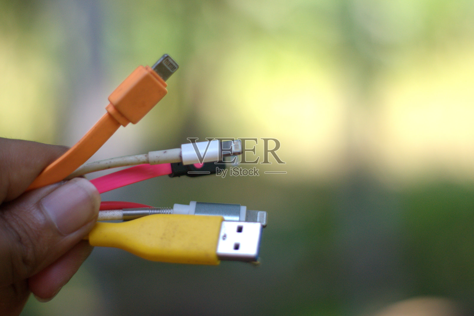 彩色前手机充电线照片摄影图片