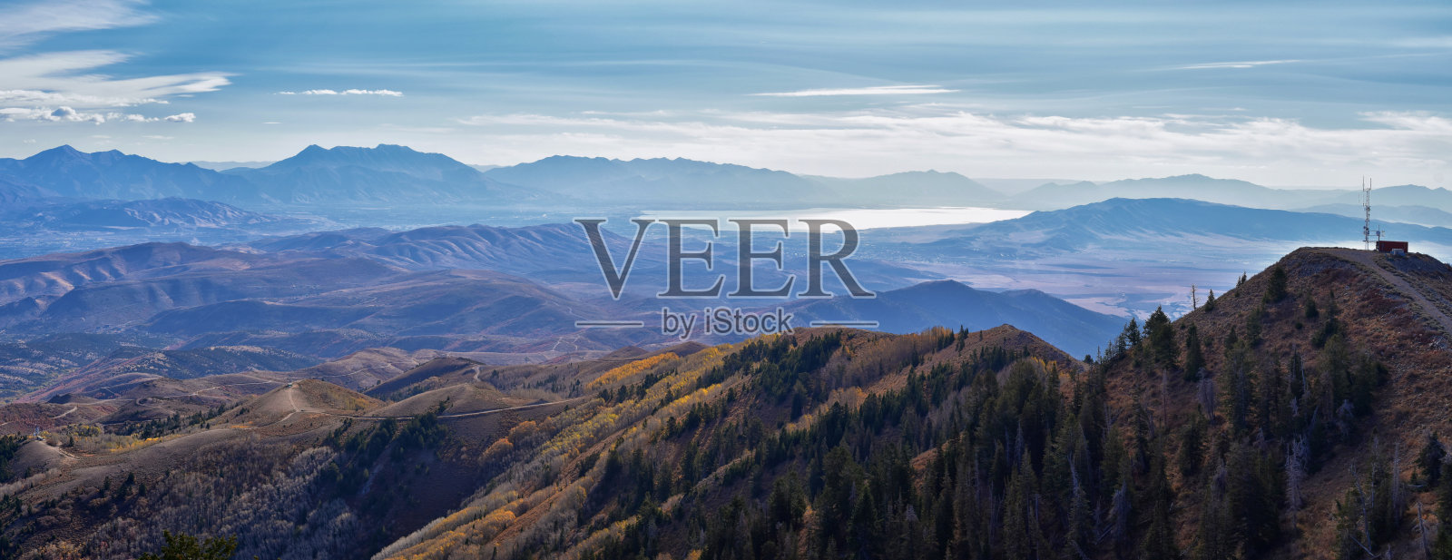 秋天，从巴特菲尔德峰(Butterfield Peak)可以看到奥克尔山脉(oquirrrange)，到普罗沃(Provo)、图尔(Tooele)、犹他湖(Utah Lake)和盐湖城(Salt Lake County)。犹他州。美国。照片摄影图片