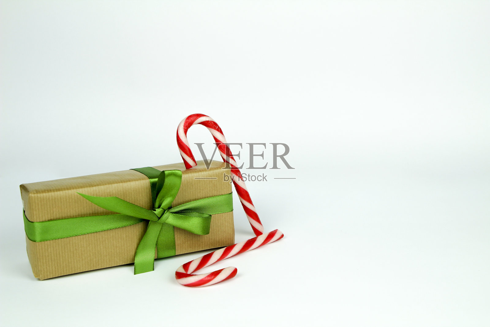 白色背景上的圣诞装饰礼物照片摄影图片