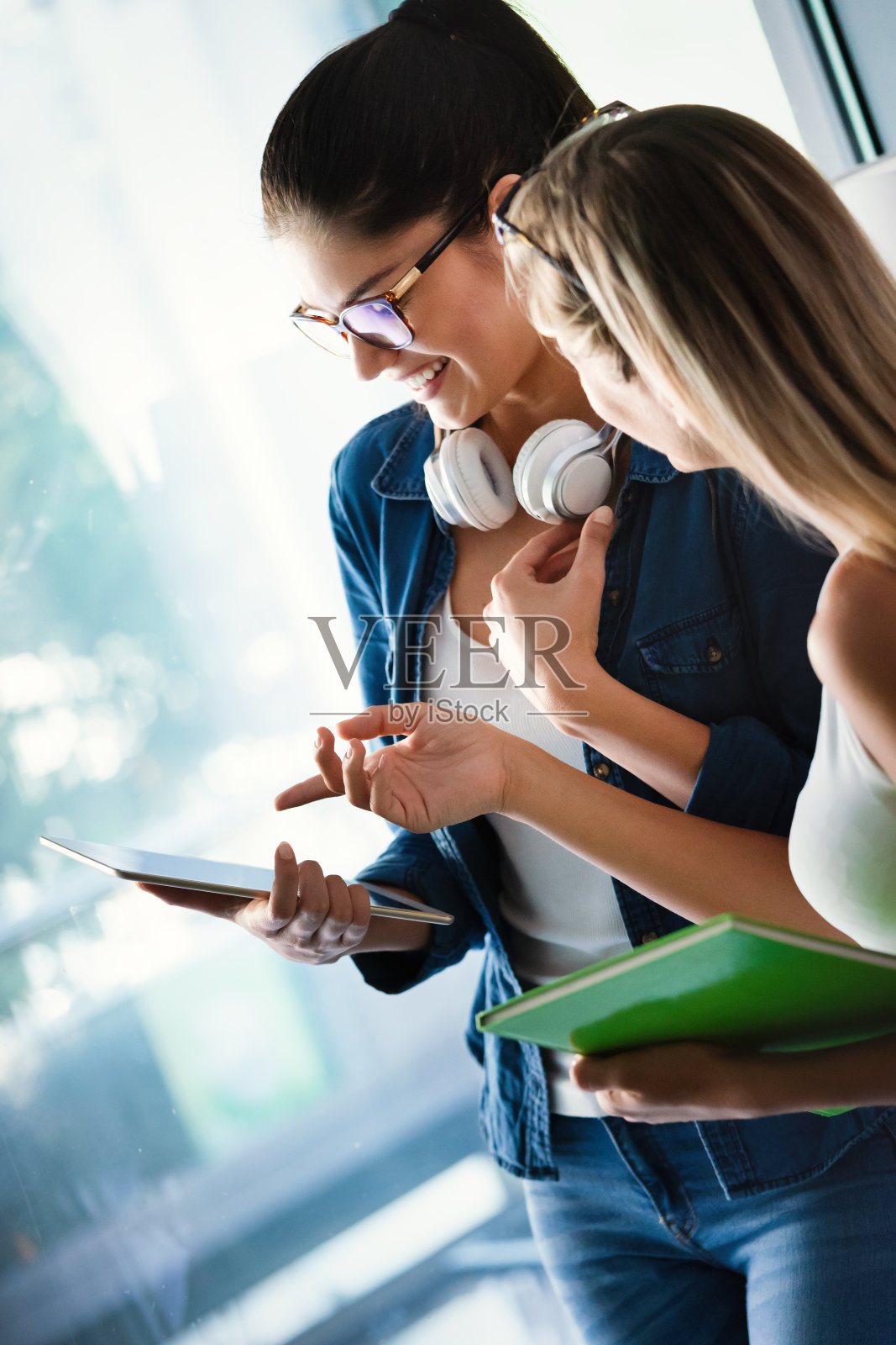 一群大学生在学校图书馆学习照片摄影图片