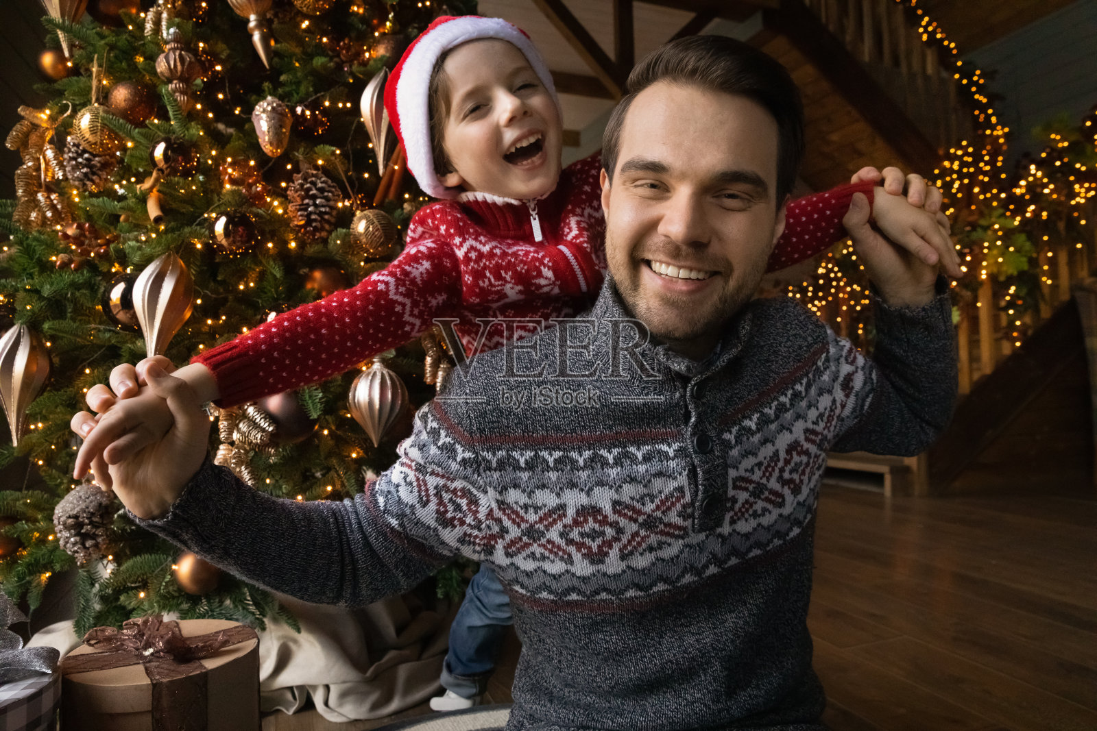 快乐的爸爸和小儿子庆祝圣诞节的肖像照片摄影图片