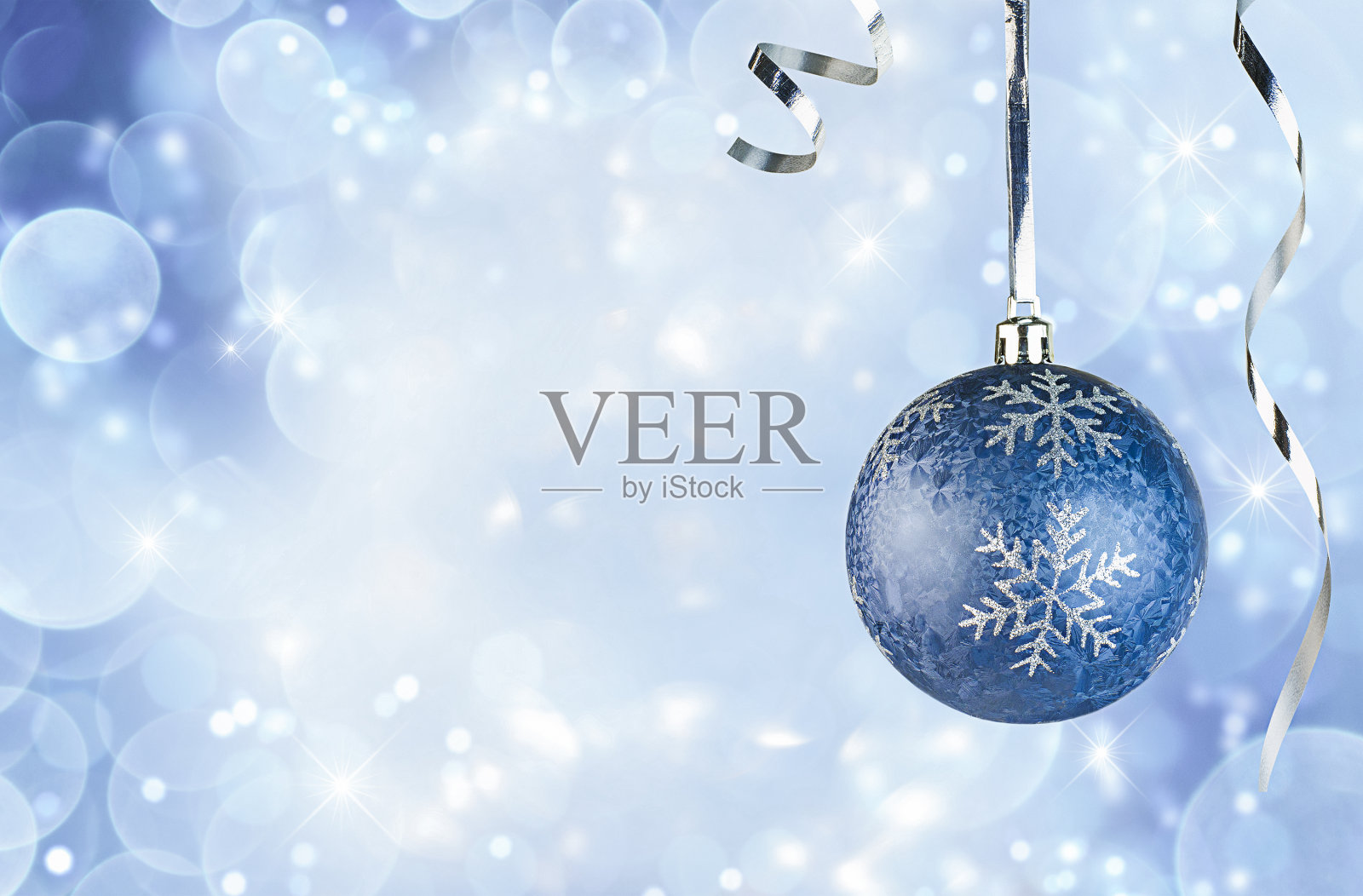 浅蓝色背景上的圣诞装饰品照片摄影图片