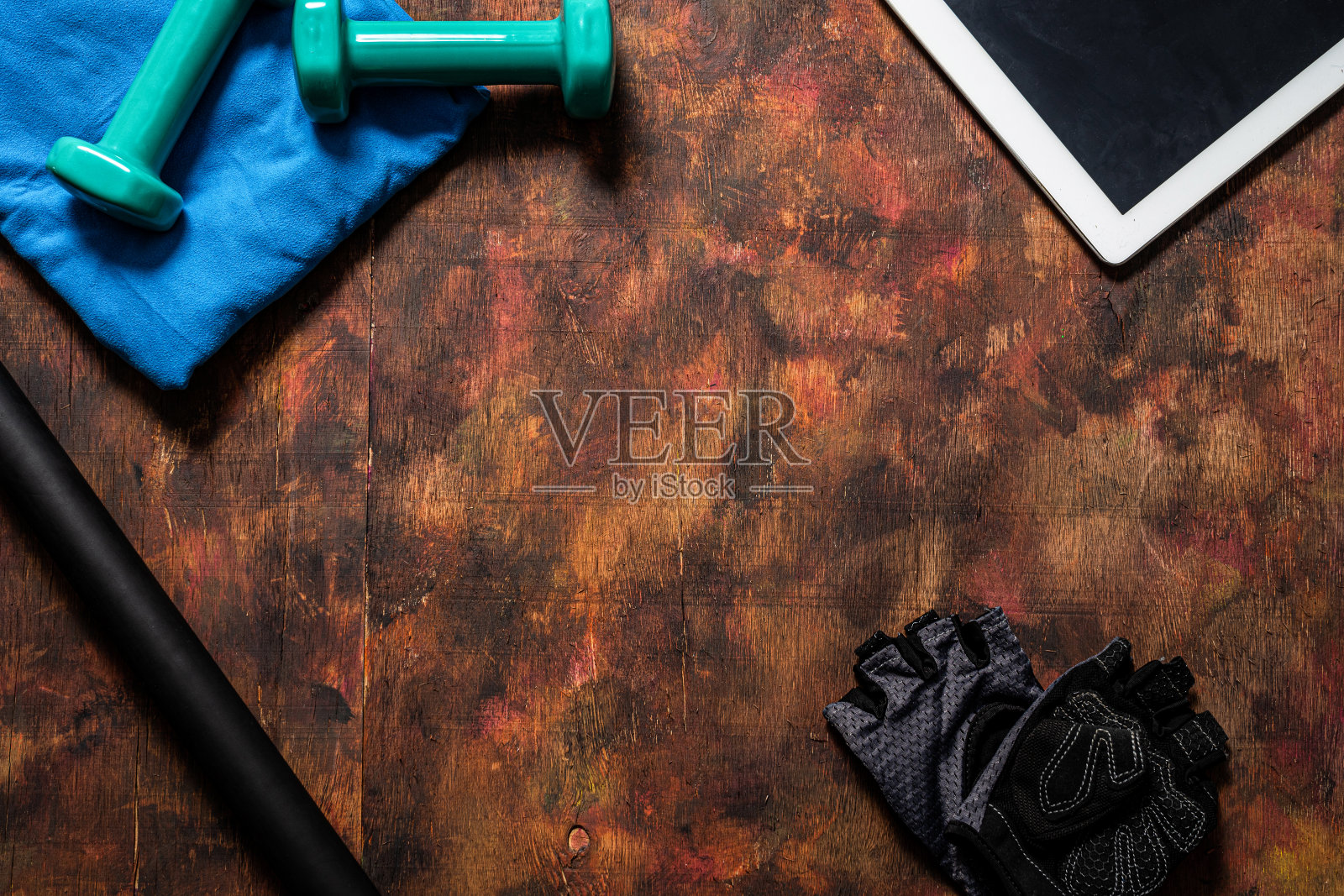 在家锻炼用的重量和配件，在线锻炼用的平板电脑照片摄影图片