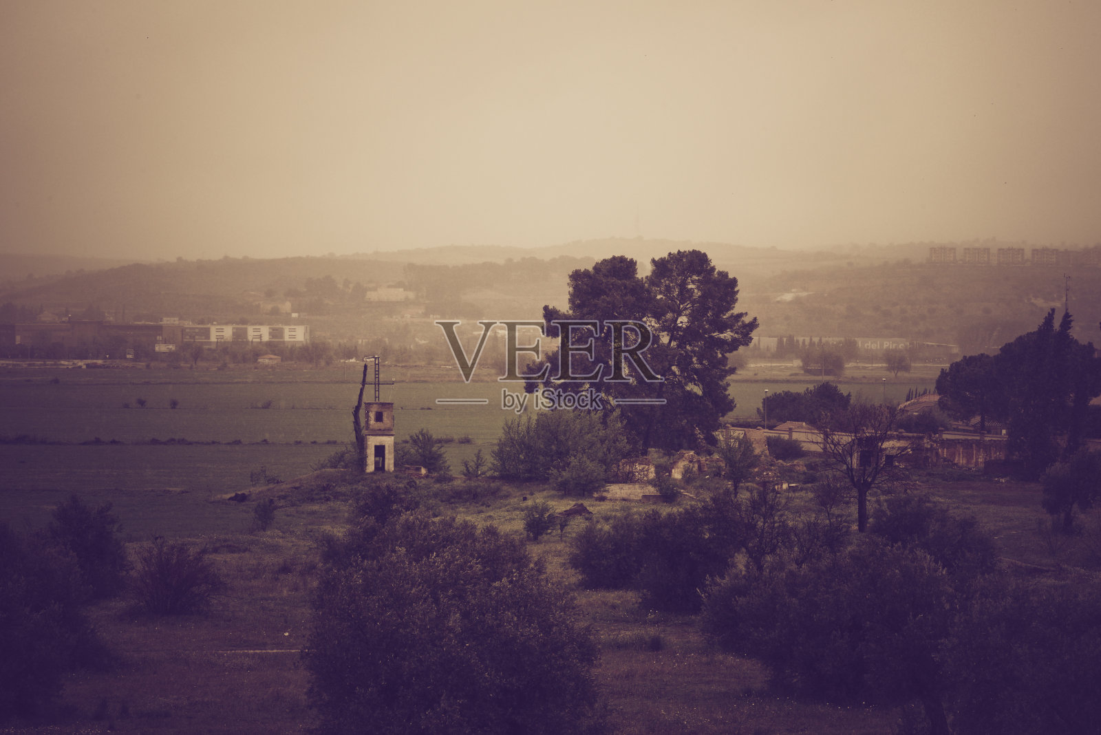 托莱多附近的日出与雾的复古色调照片摄影图片