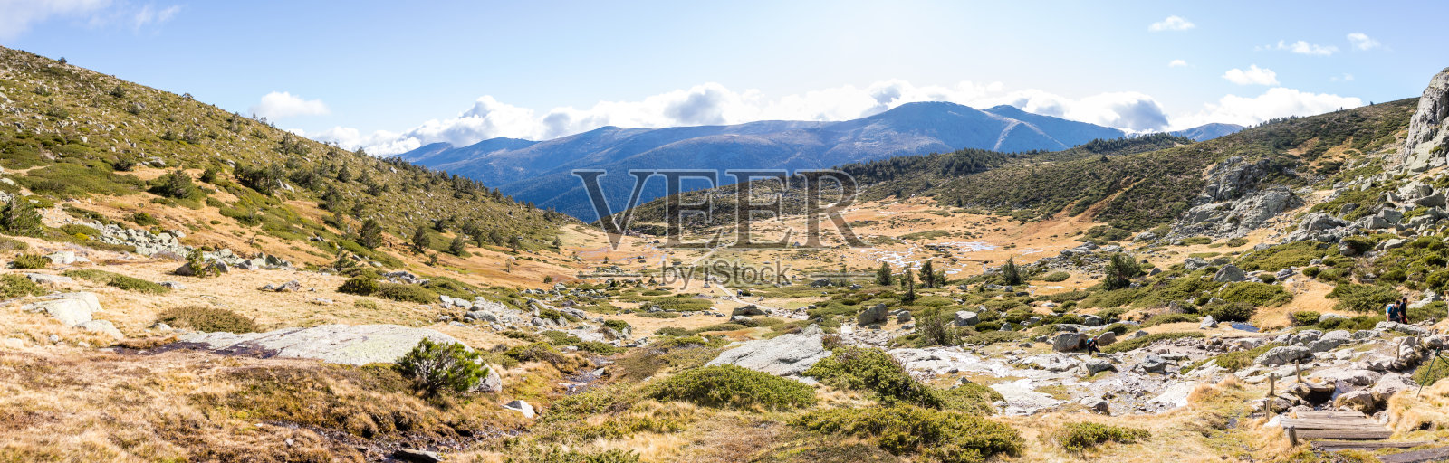 Peñalara冰川马戏团和Peñalara冰川泻湖，在马德里的瓜达拉马山脉。照片摄影图片