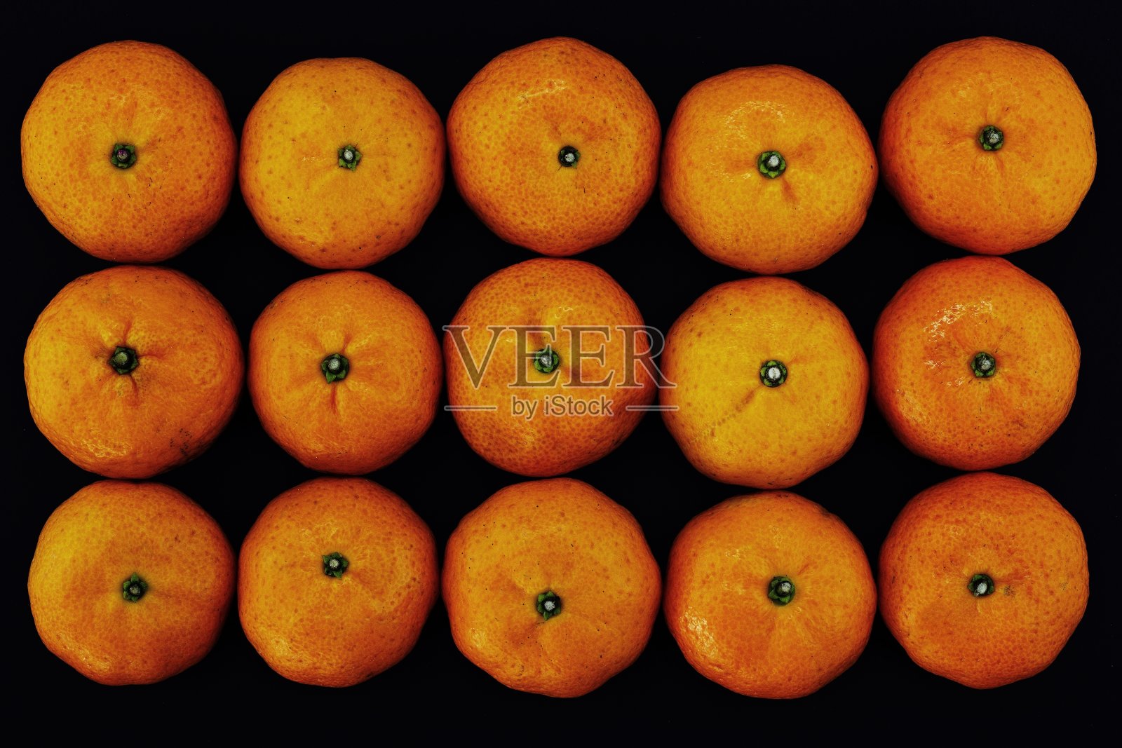 橙色水果-黑色背景。照片摄影图片
