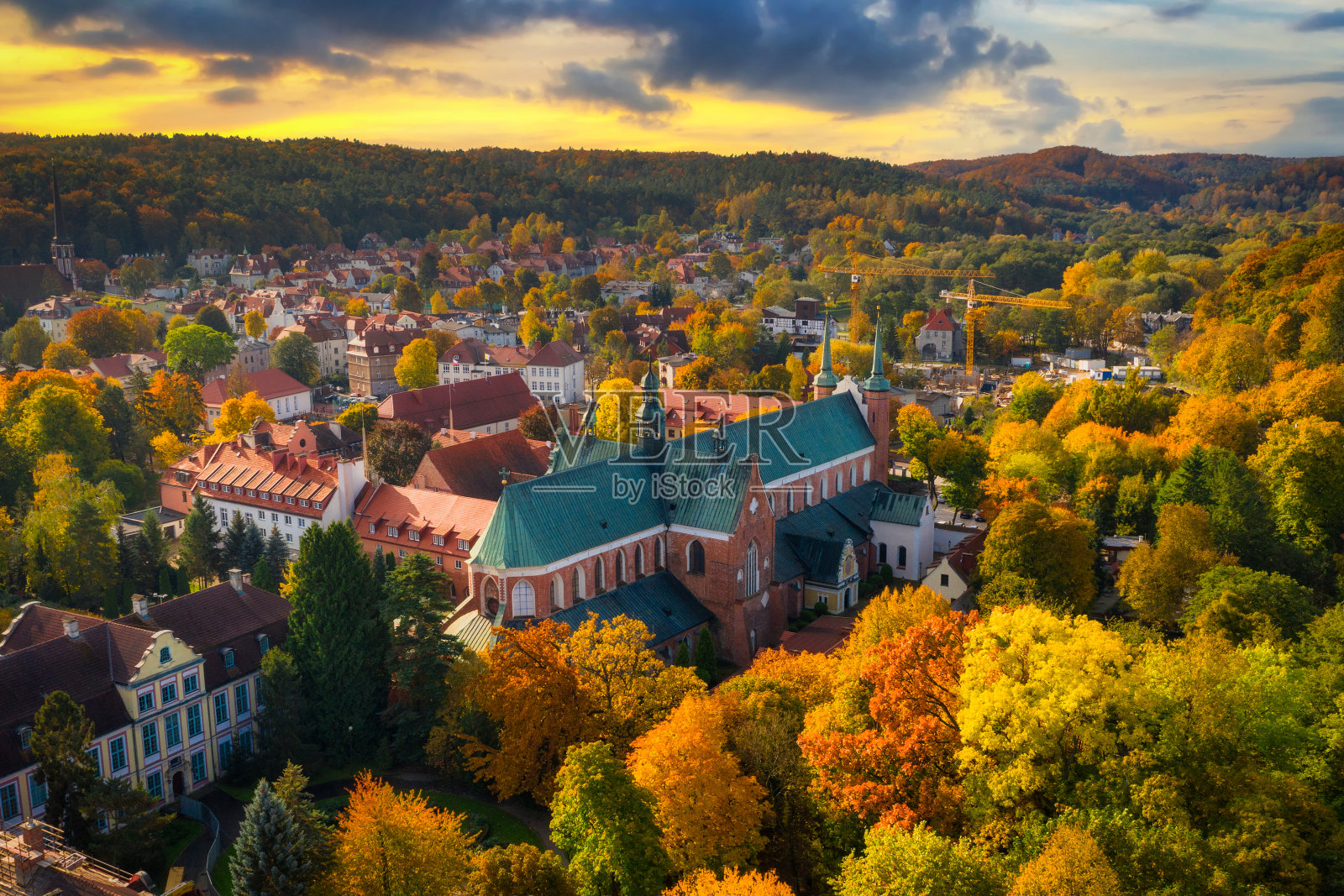 秋景中的格但斯克大教堂照片摄影图片