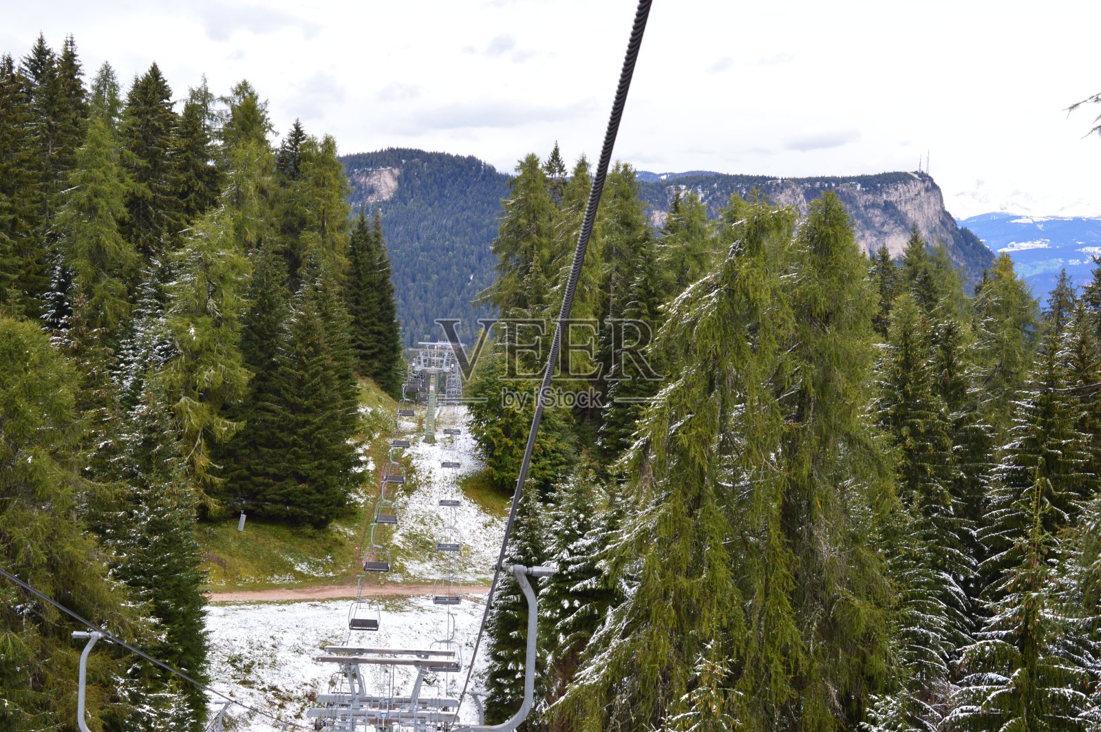 从升降椅上看照片摄影图片