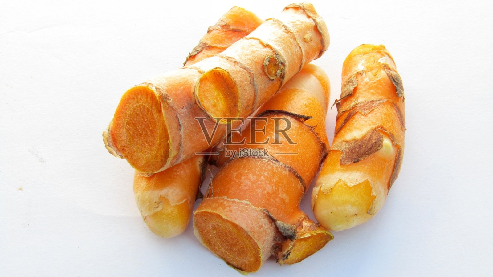 姜黄根在白色背景上照片摄影图片