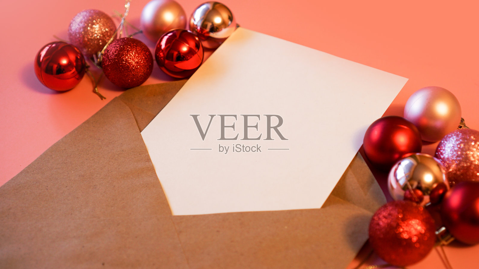 空白笺纸，牛皮纸信封。新年的概念照片摄影图片