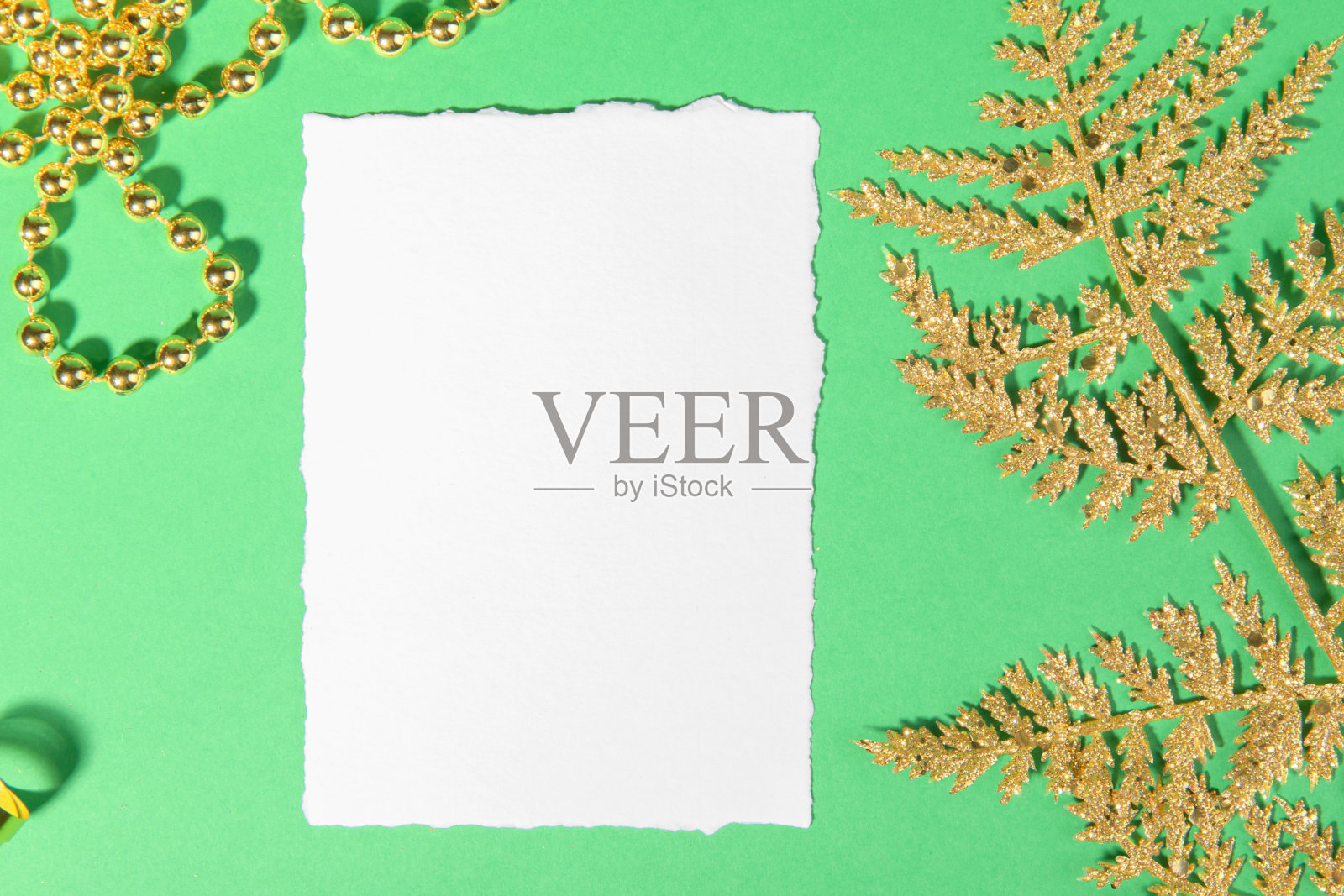 圣诞卡模型模板与金色的节日装饰在绿色的背景照片摄影图片