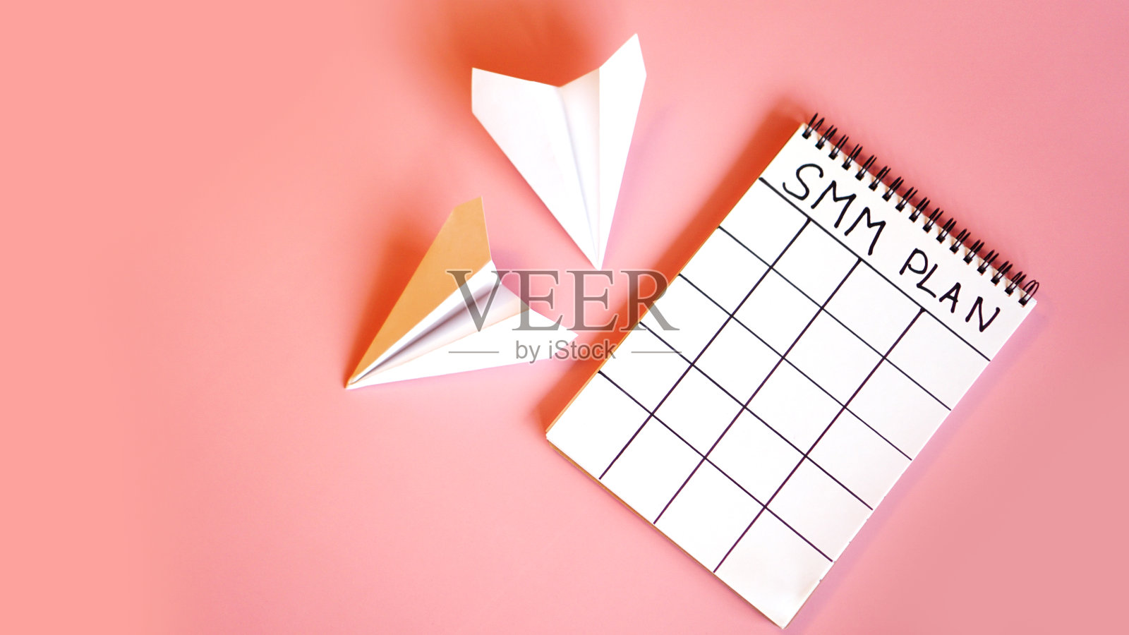 社交媒体营销概念-粉红色背景上的SMM计划照片摄影图片