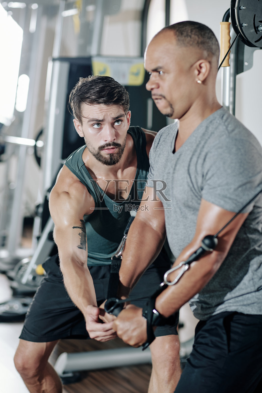 健身教练控制锻炼的人照片摄影图片