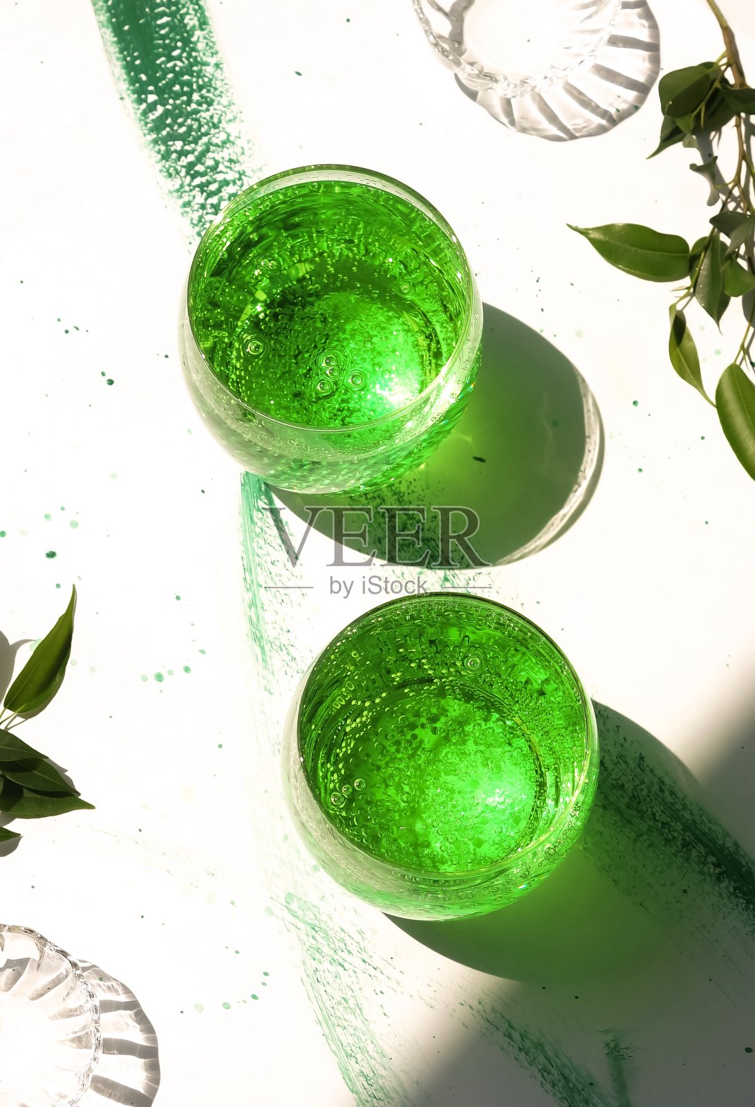 清爽的碳酸饮料，柠檬水绿色俯视图。夏季饮料照片摄影图片