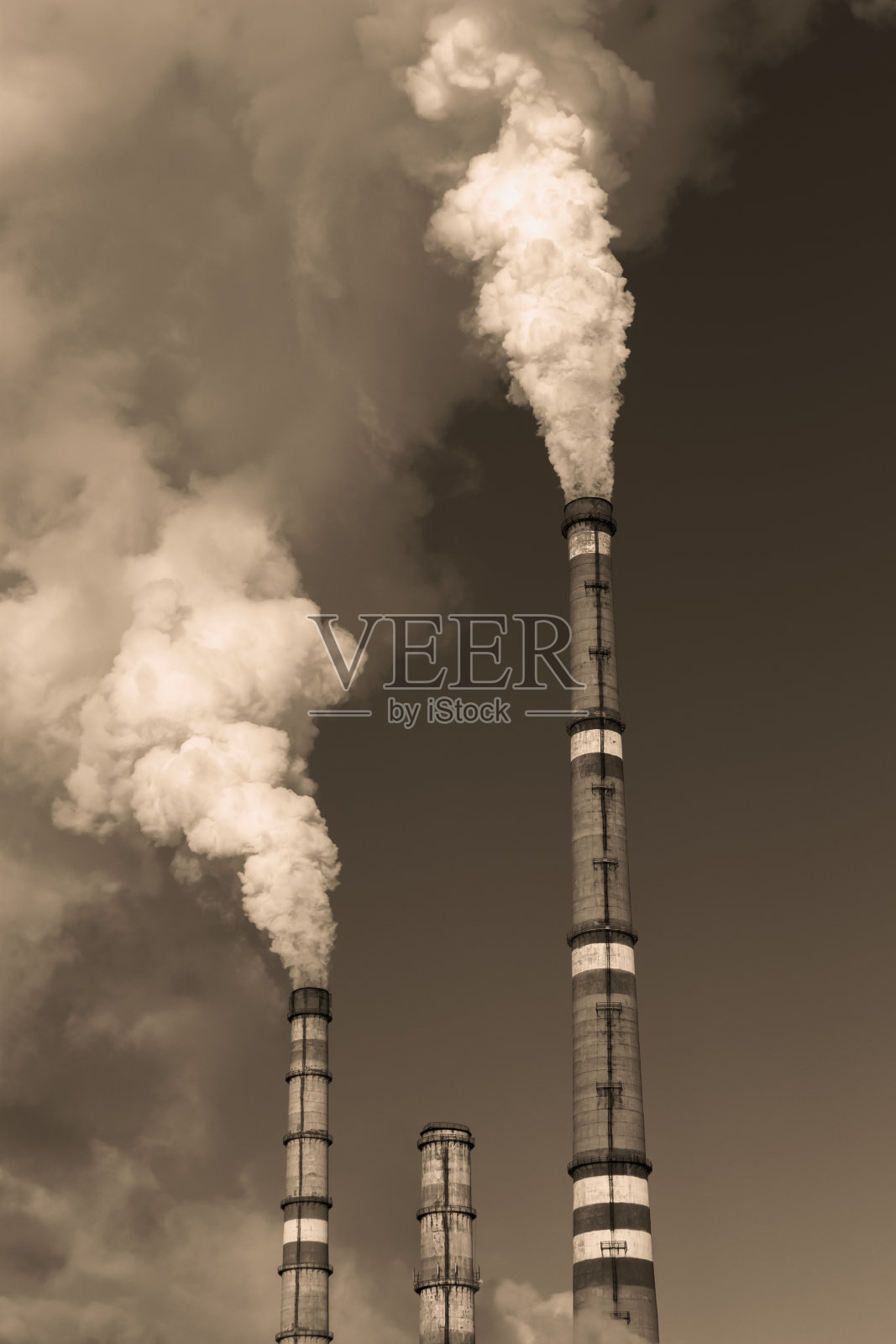 工业管道冒出的烟照片摄影图片