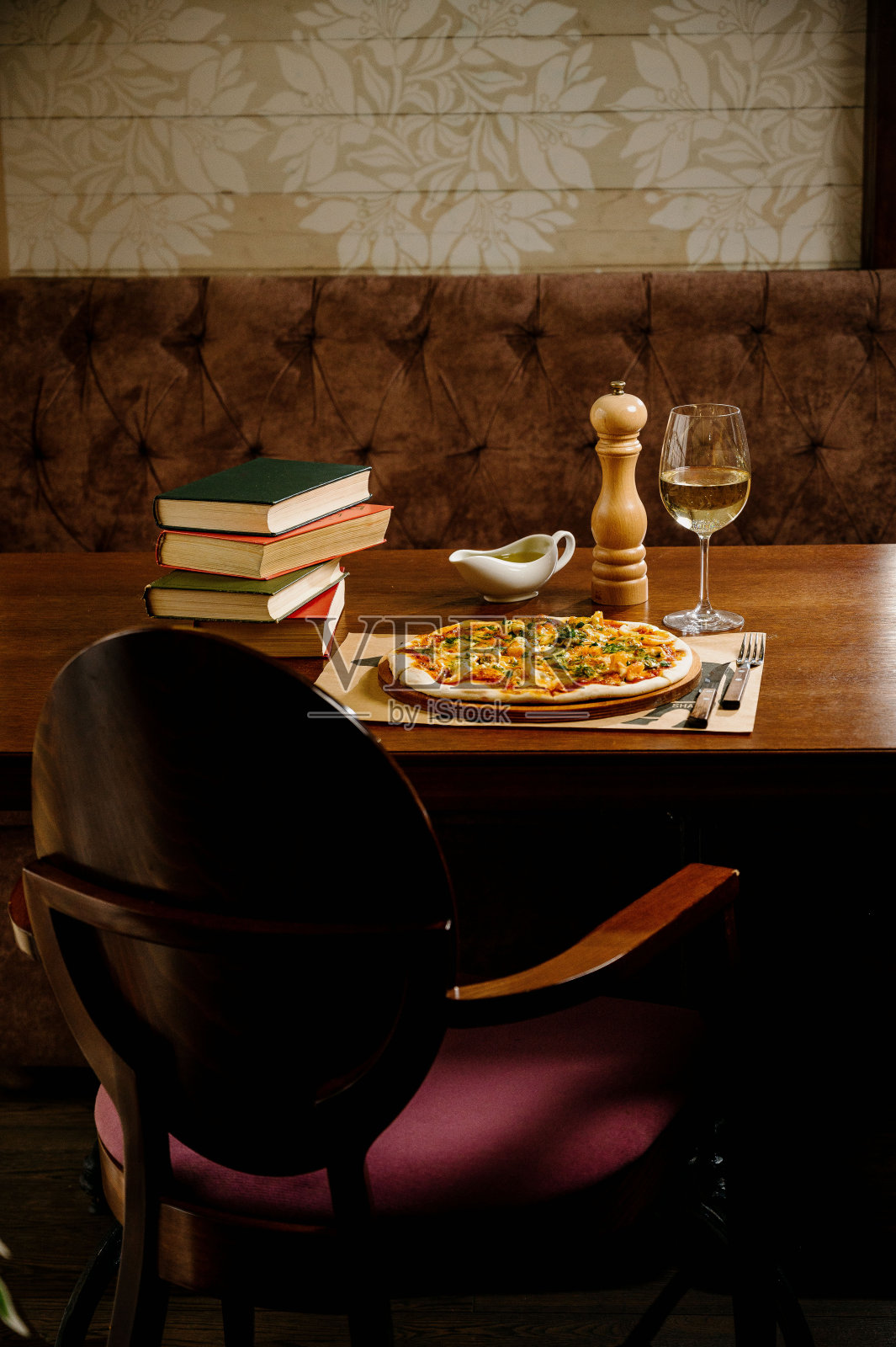 美味的虾披萨放在木桌上照片摄影图片