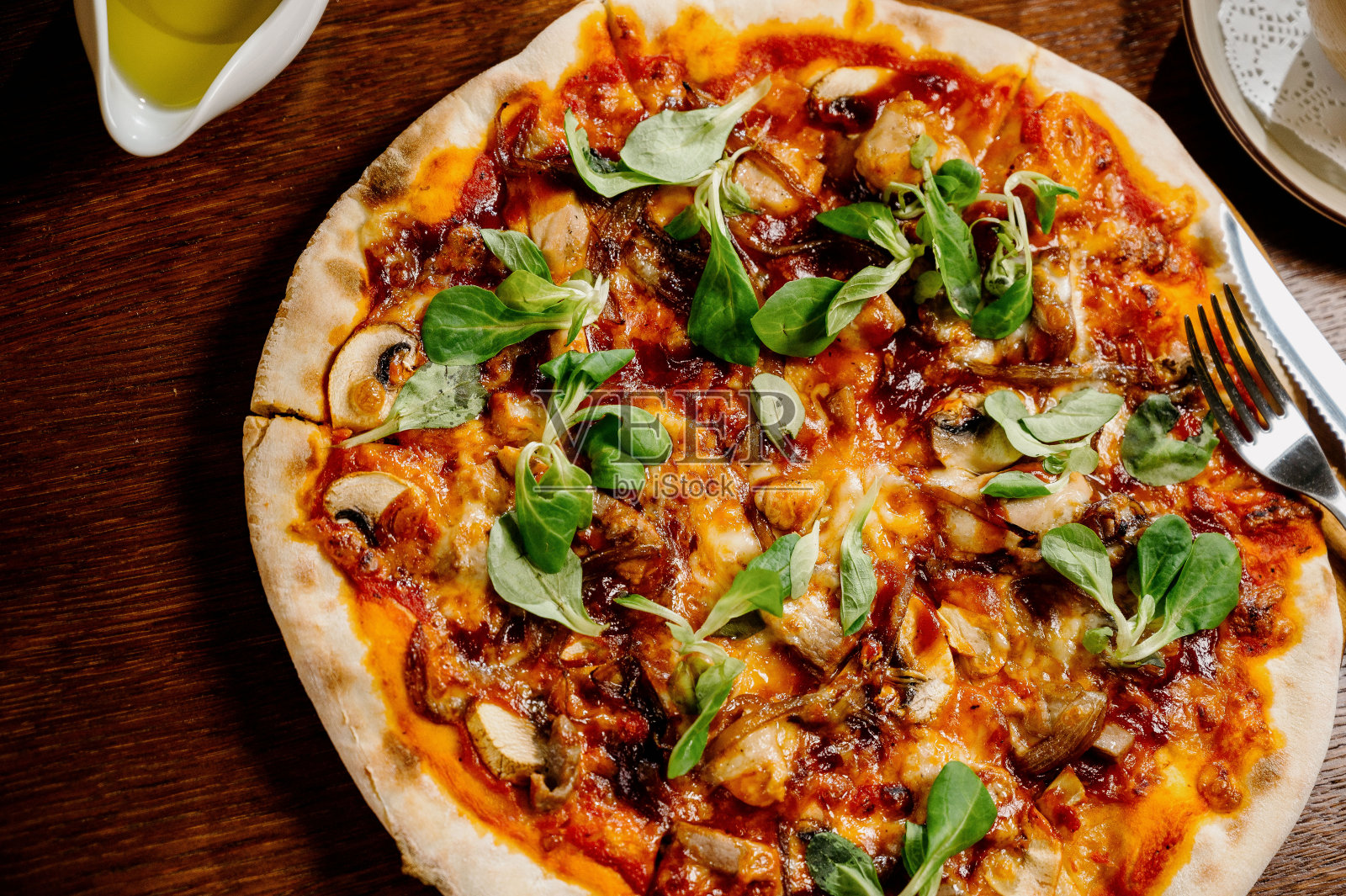 蘑菇披萨加上马苏里拉奶酪和香草放在木桌上，俯视图照片摄影图片