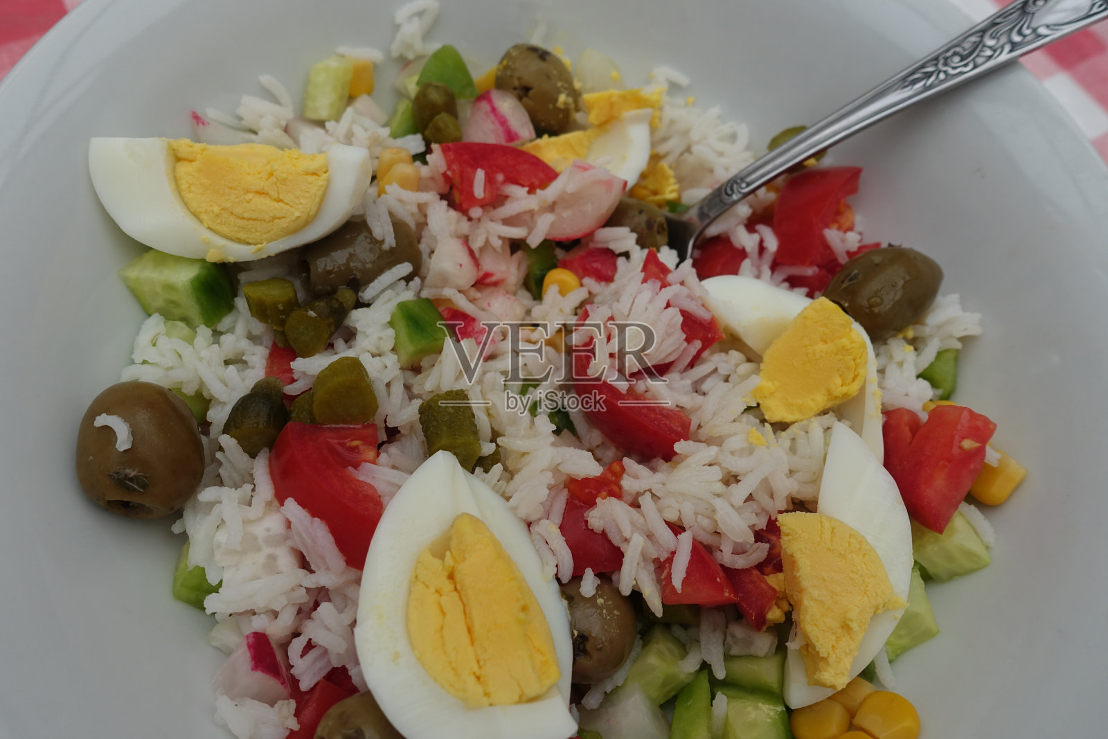 由米饭、番茄、泡菜、鸡蛋、黄瓜做成的沙拉照片摄影图片