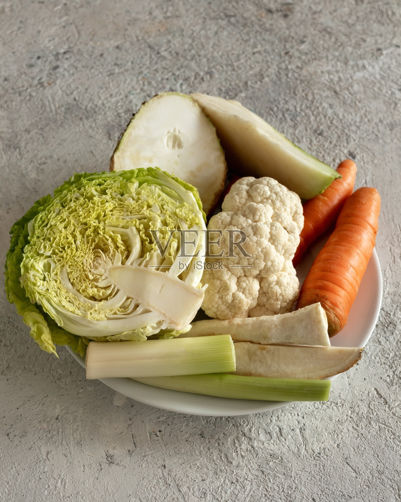 Savoy卷心菜，韭菜，芹菜根和其他材料准备蔬菜汤照片摄影图片