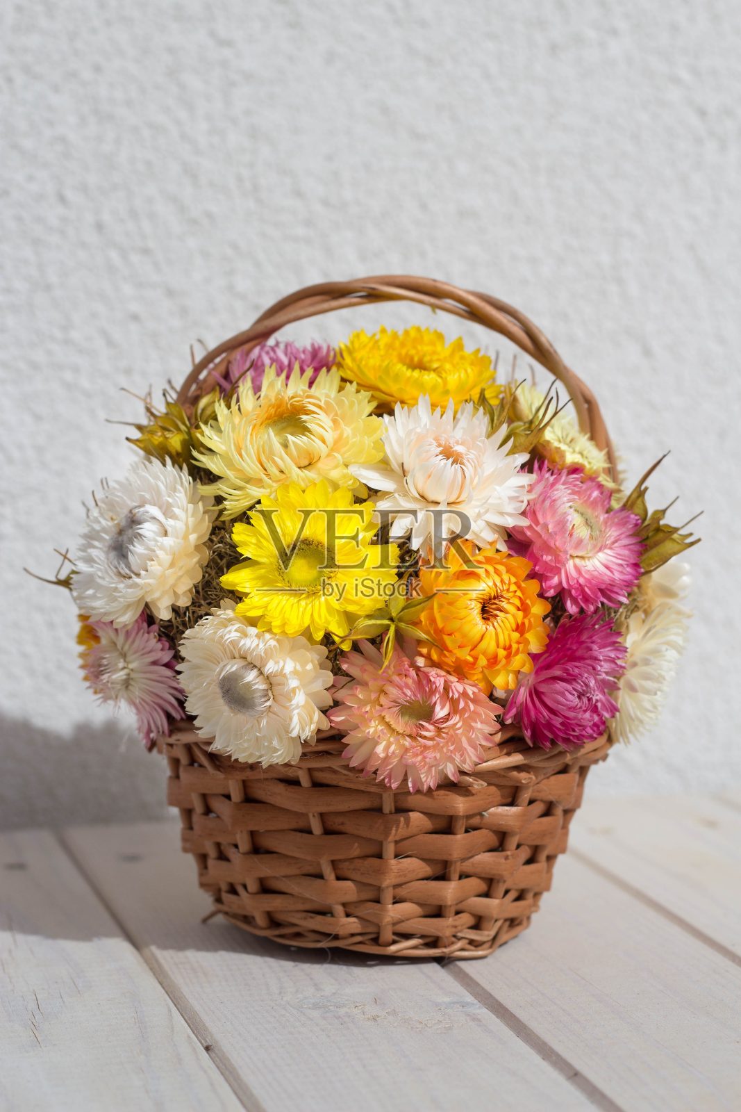 柳条篮子里的草花——秋的装饰，金色的永恒照片摄影图片