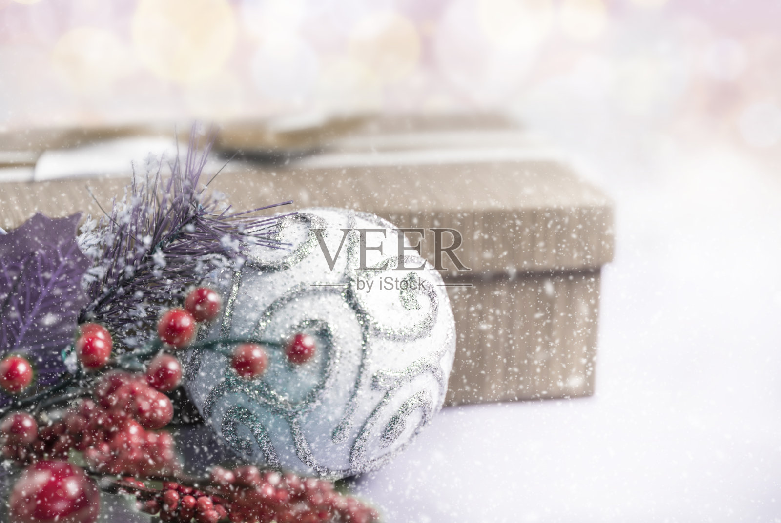 圣诞组成。礼品，用于树枝，白球装饰，以散景为背景。照片摄影图片