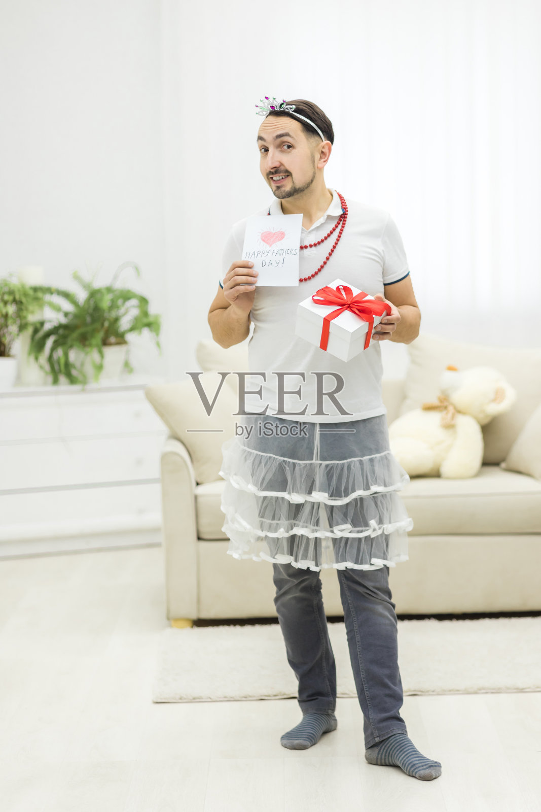 父亲穿着滑稽衣服的全身照。照片摄影图片