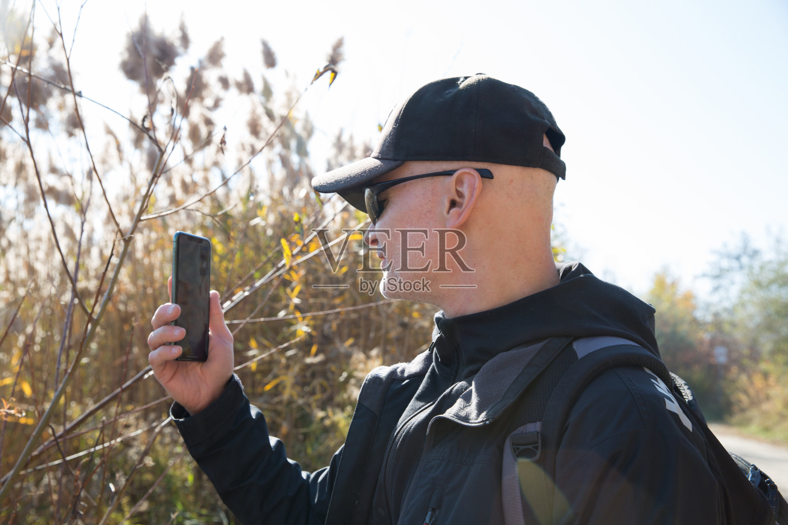 男人在打电话照片摄影图片