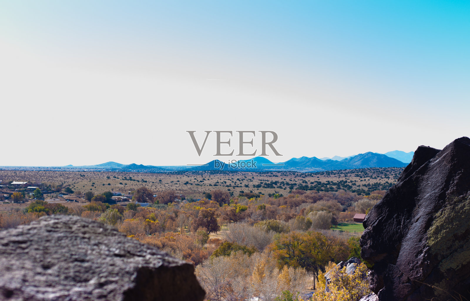 从圣塔菲附近的La Cieneguilla岩石雕刻遗址，全景照片摄影图片