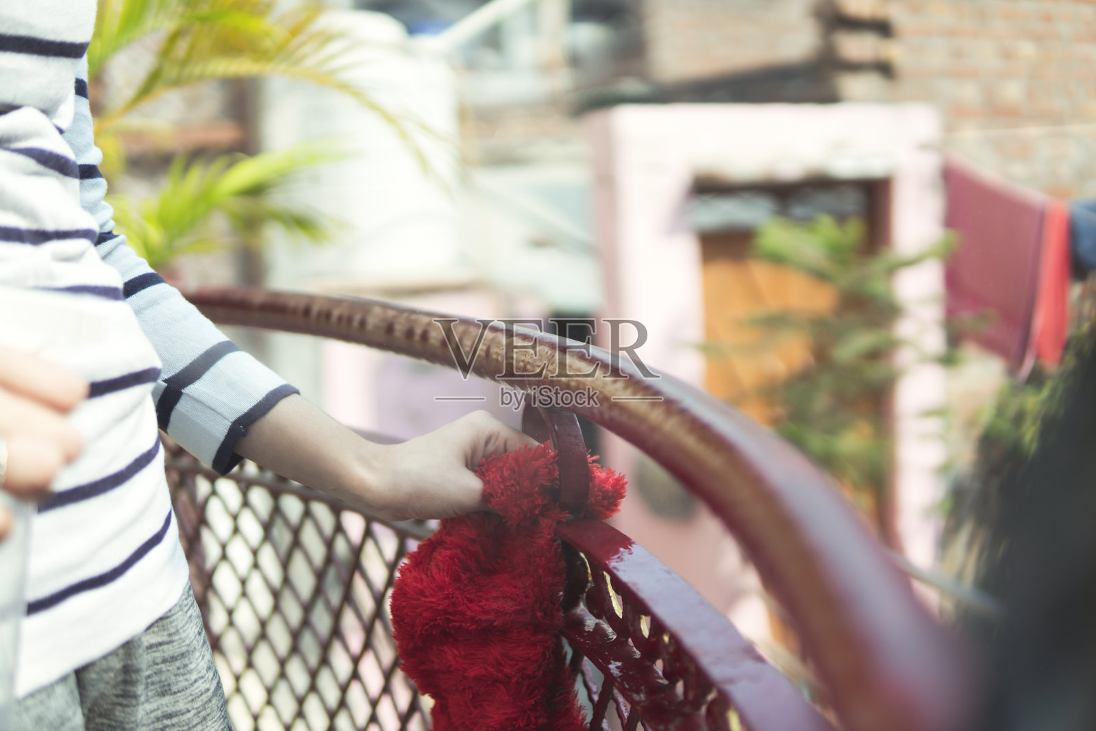 用清洁剂喷雾打扫房子的女孩。照片摄影图片