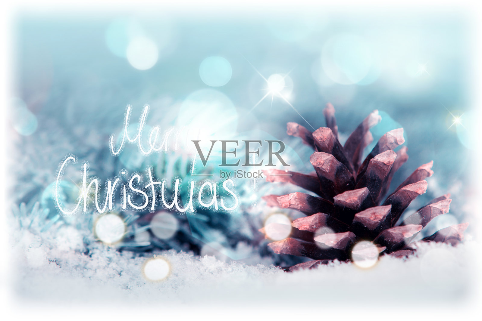 圣诞背景有冷杉树的锥形和雪。闪烁的复古灯光背景。照片摄影图片