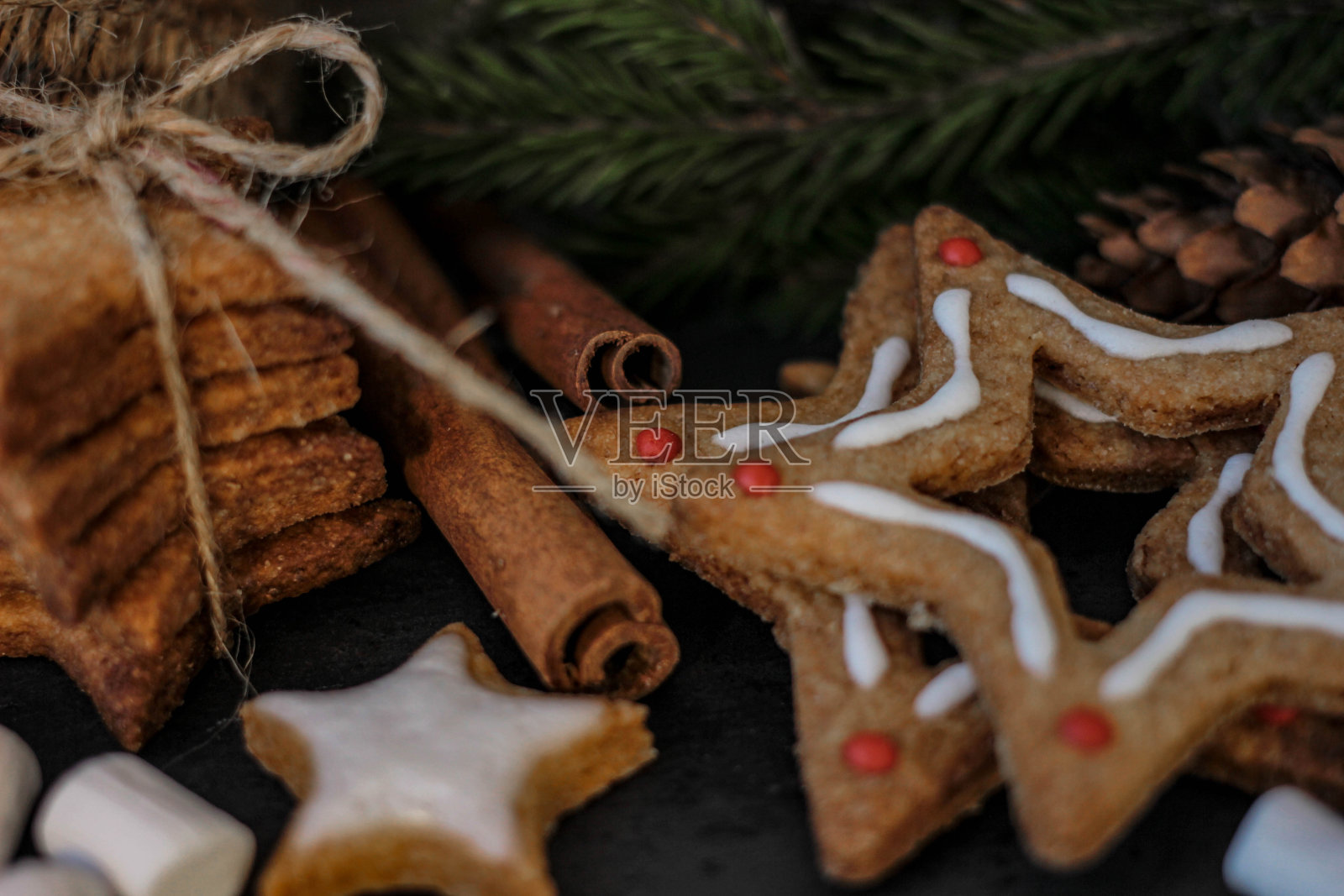 这是一款以冷杉和肉桂为背景的圣诞饼干照片摄影图片