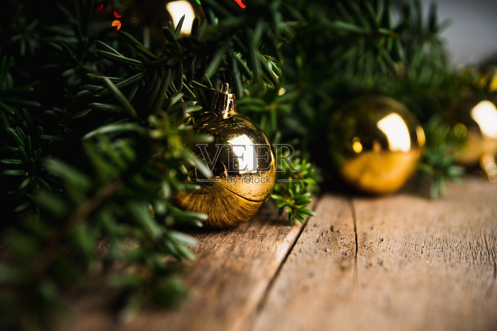用绿色的树枝和圣诞球装饰的乡村木制背景照片摄影图片