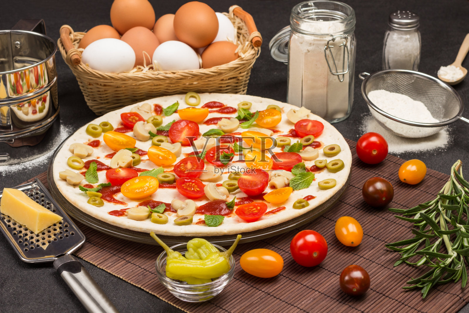 披萨的配料已经准备好烘烤了照片摄影图片