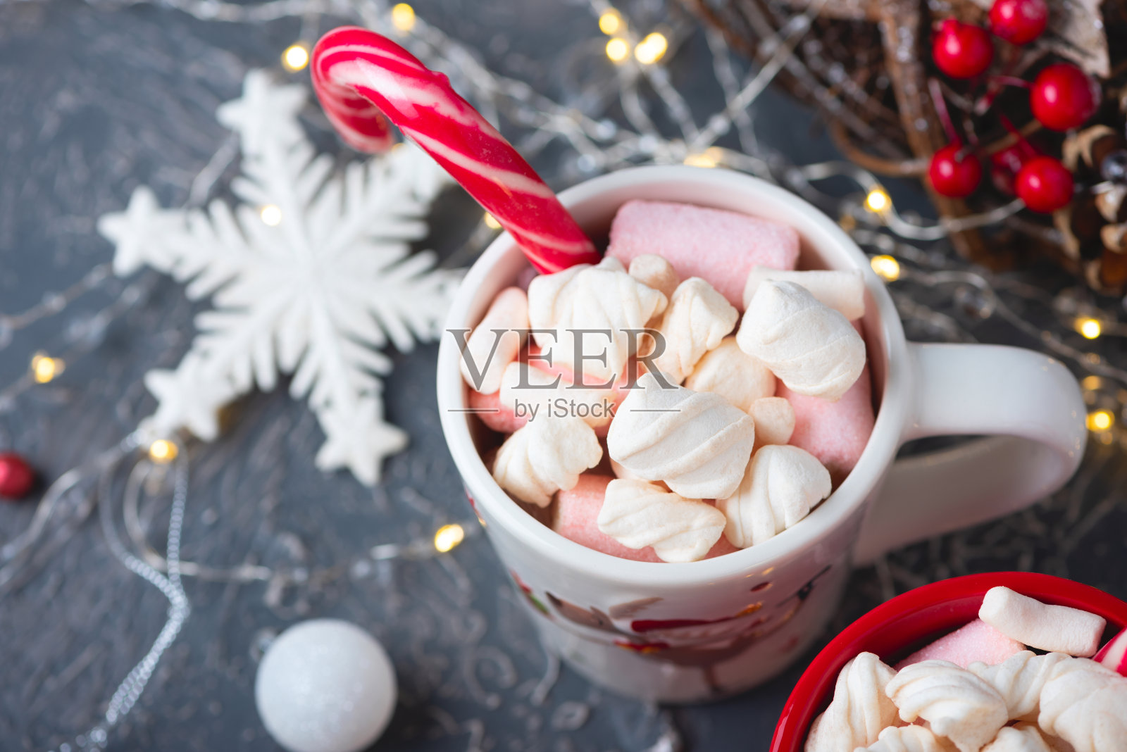 灰色的混凝土桌上放着圣诞热巧克力、棉花糖和甘蔗。圣诞节的传统热饮。软焦点照片摄影图片