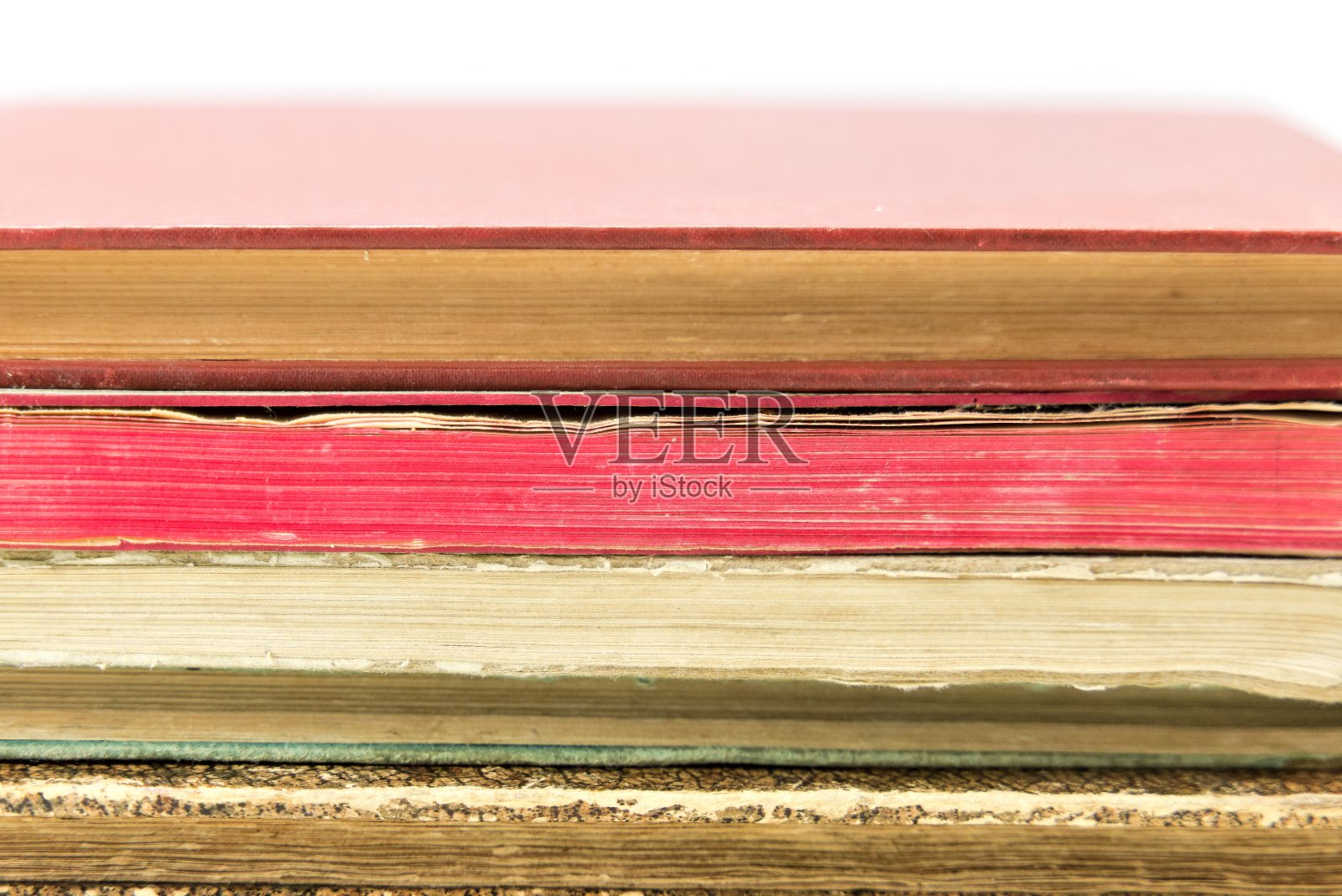 一堆孤立在白色背景上的古书照片摄影图片