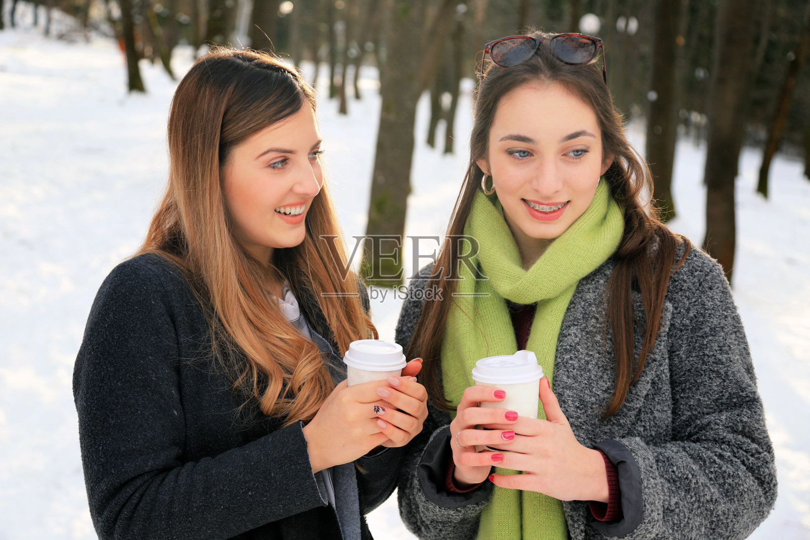 两个朋友喝咖啡照片摄影图片