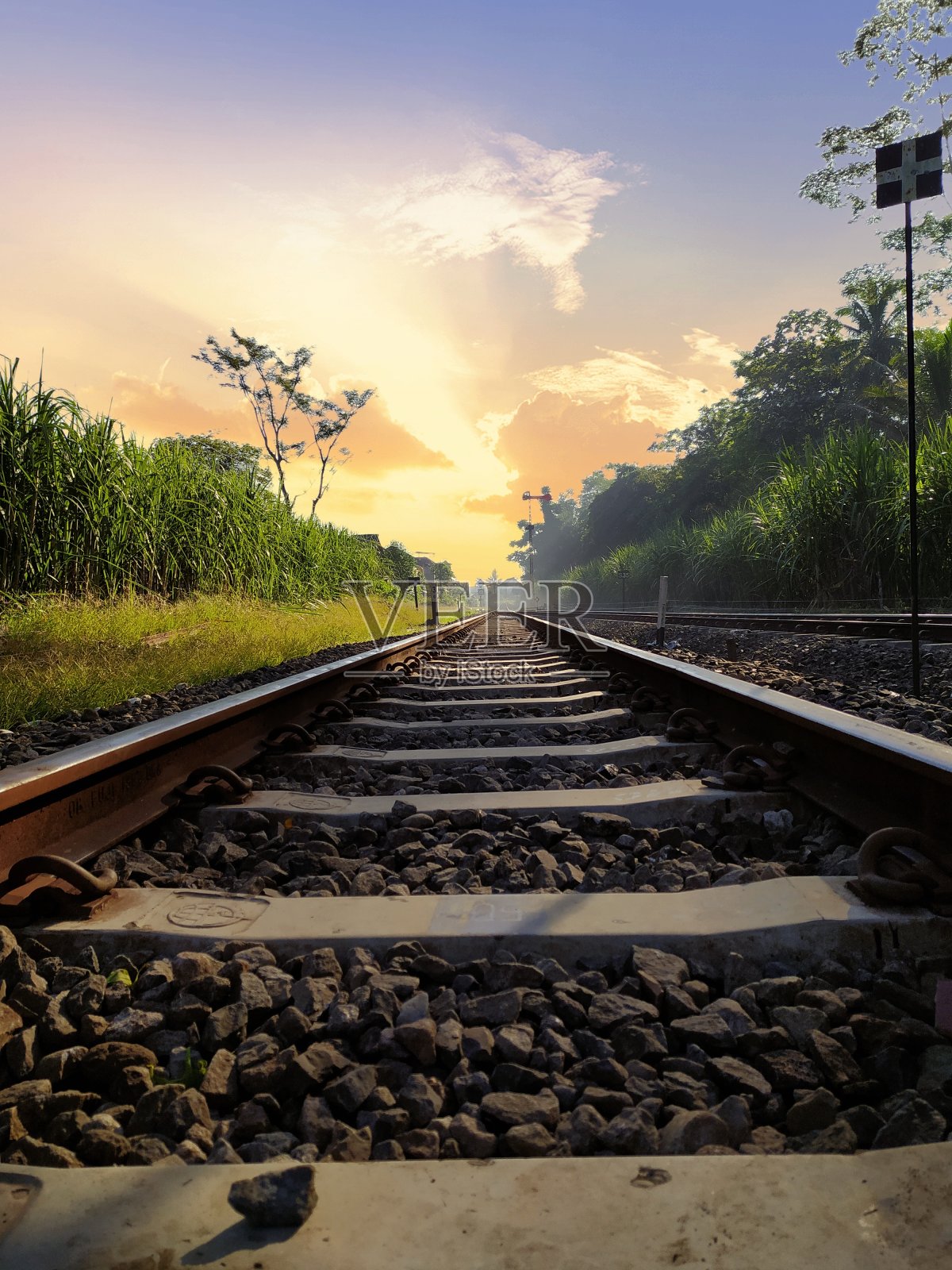 早上铁路照片摄影图片