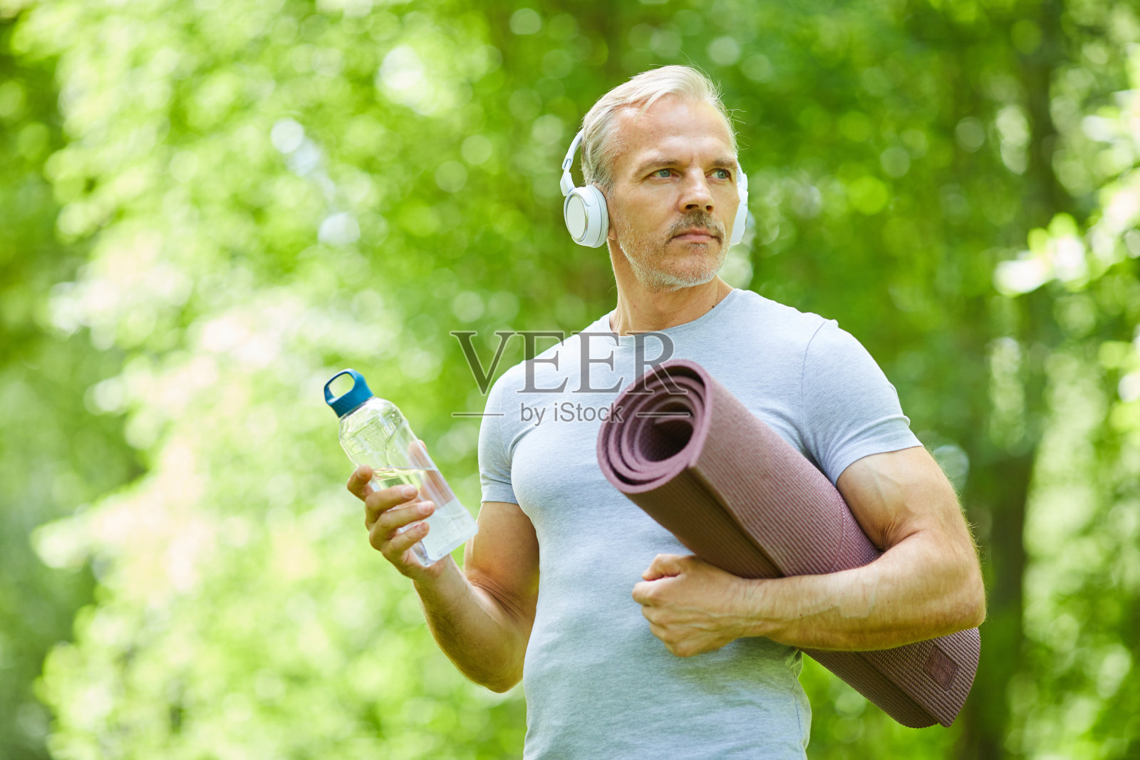 移开视线的运动员照片摄影图片