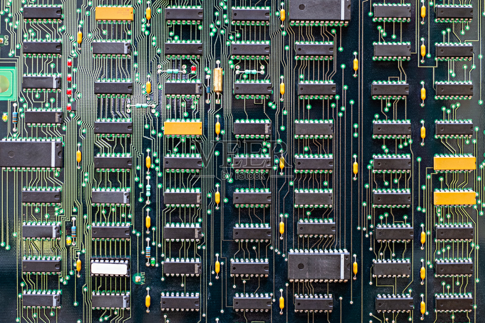 电子线路板(PCB)元件细节和集成电路(ic)照片摄影图片