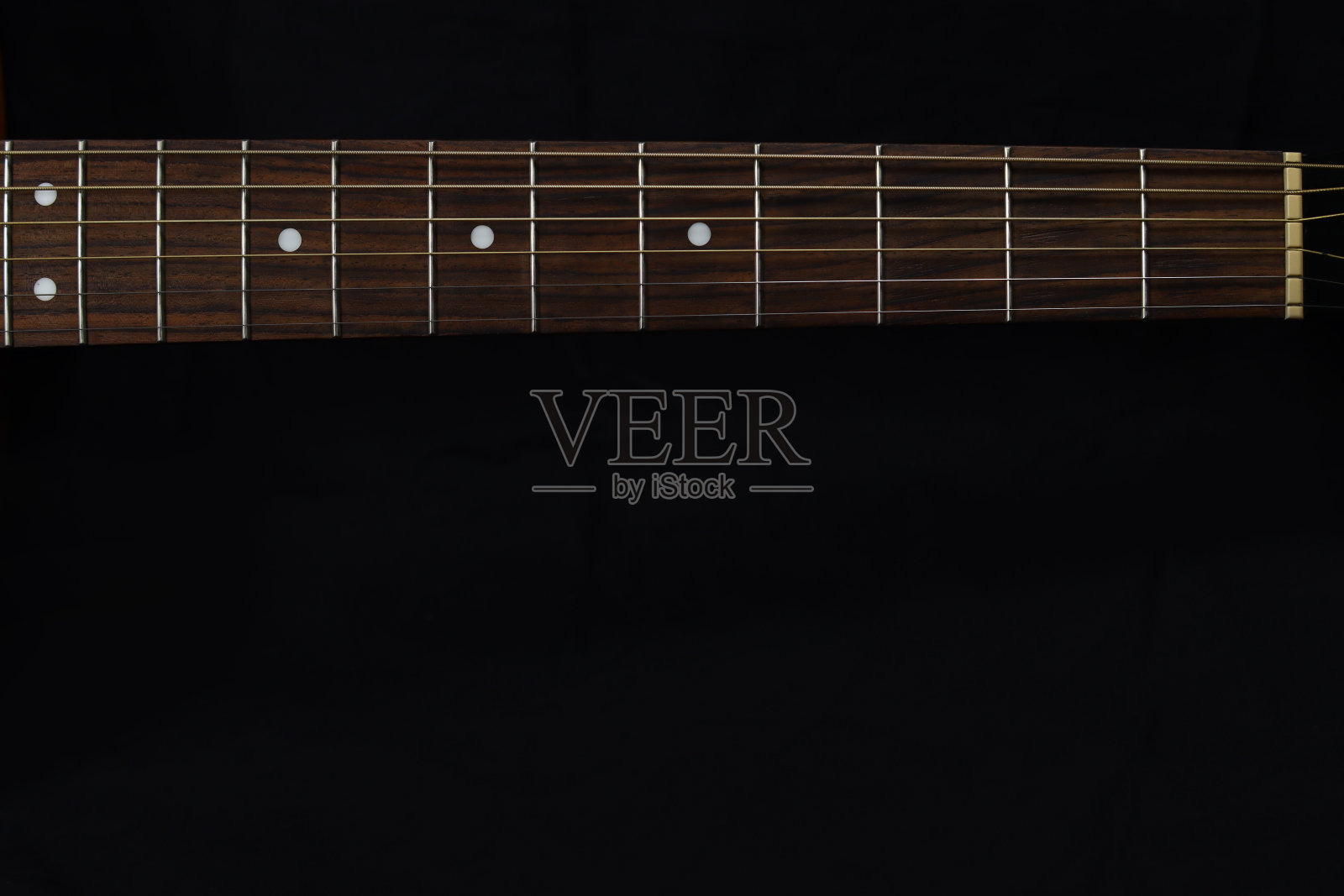 颈部的古典木吉他特写，以黑色为背景。为你的文本复制空间照片摄影图片