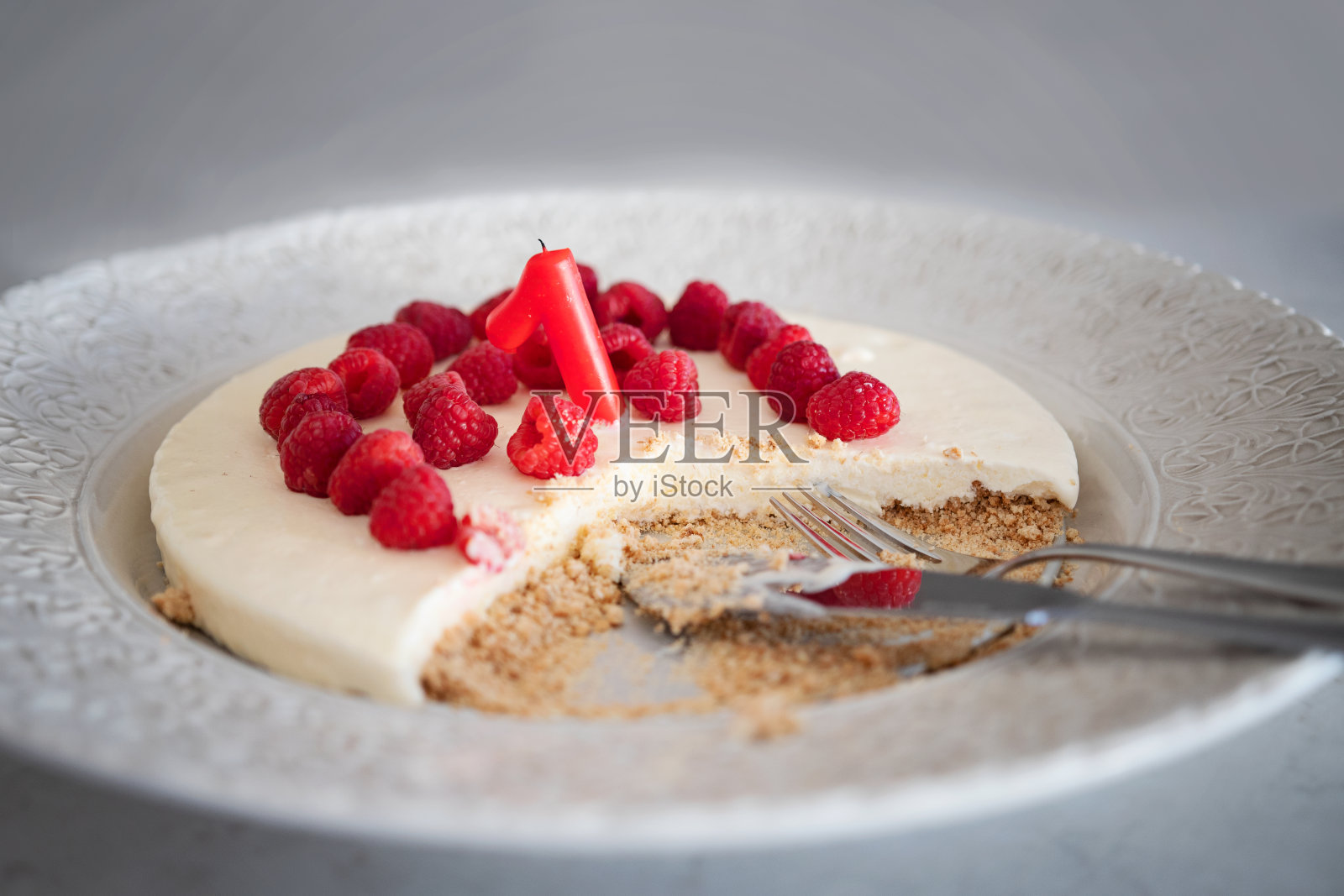 一岁宝宝的生日蛋糕还剩什么照片摄影图片