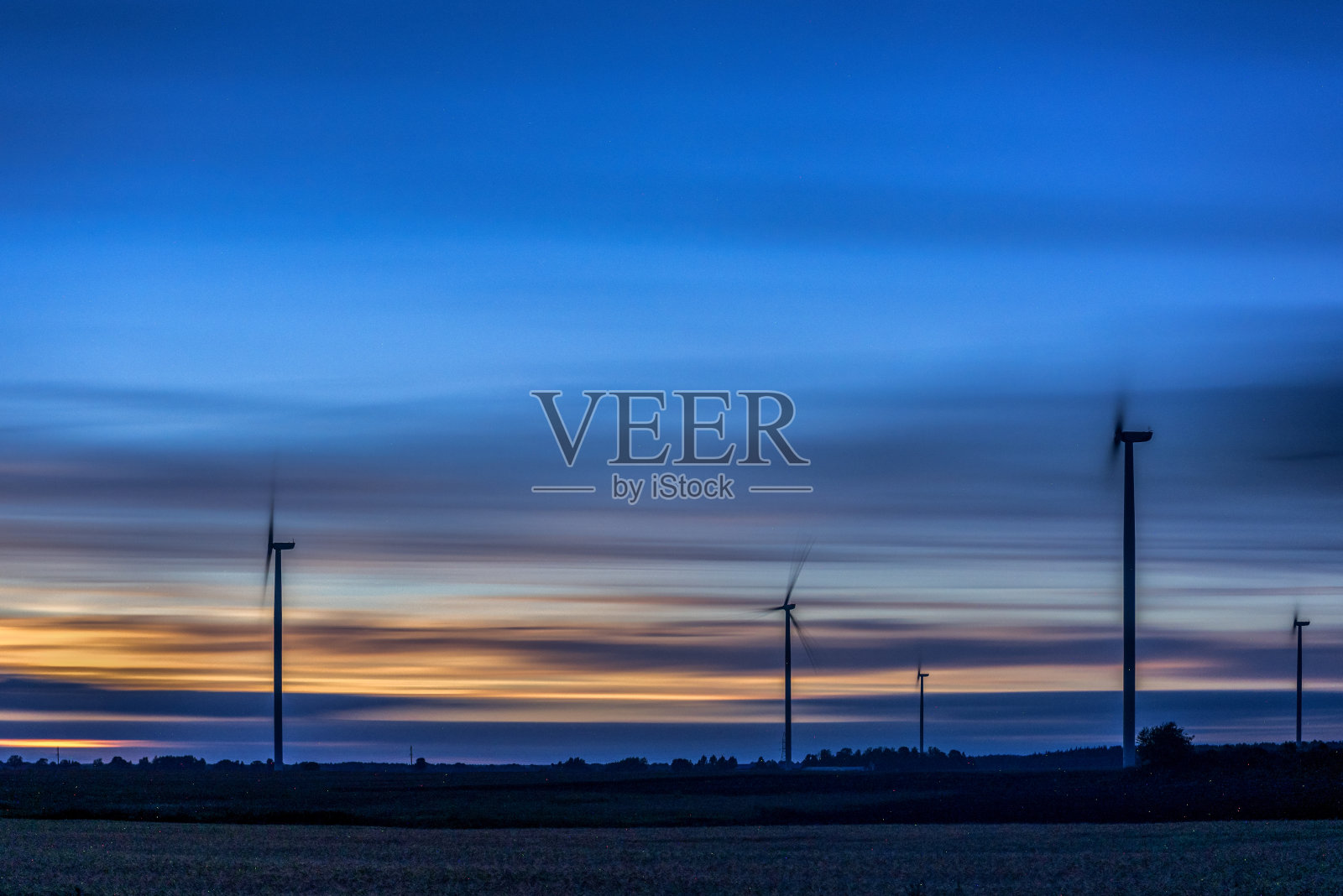 长时间曝光的风车傍晚阴天。照片摄影图片