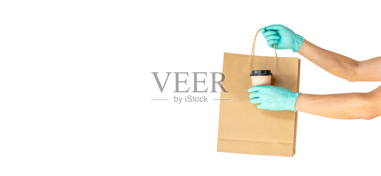 快递员手拿无菌手套，手拿牛皮纸袋装食品，咖啡隔离在白色背景上，有拷贝空间，在病毒检疫大流行期间安全送货，呆在家里。照片摄影图片